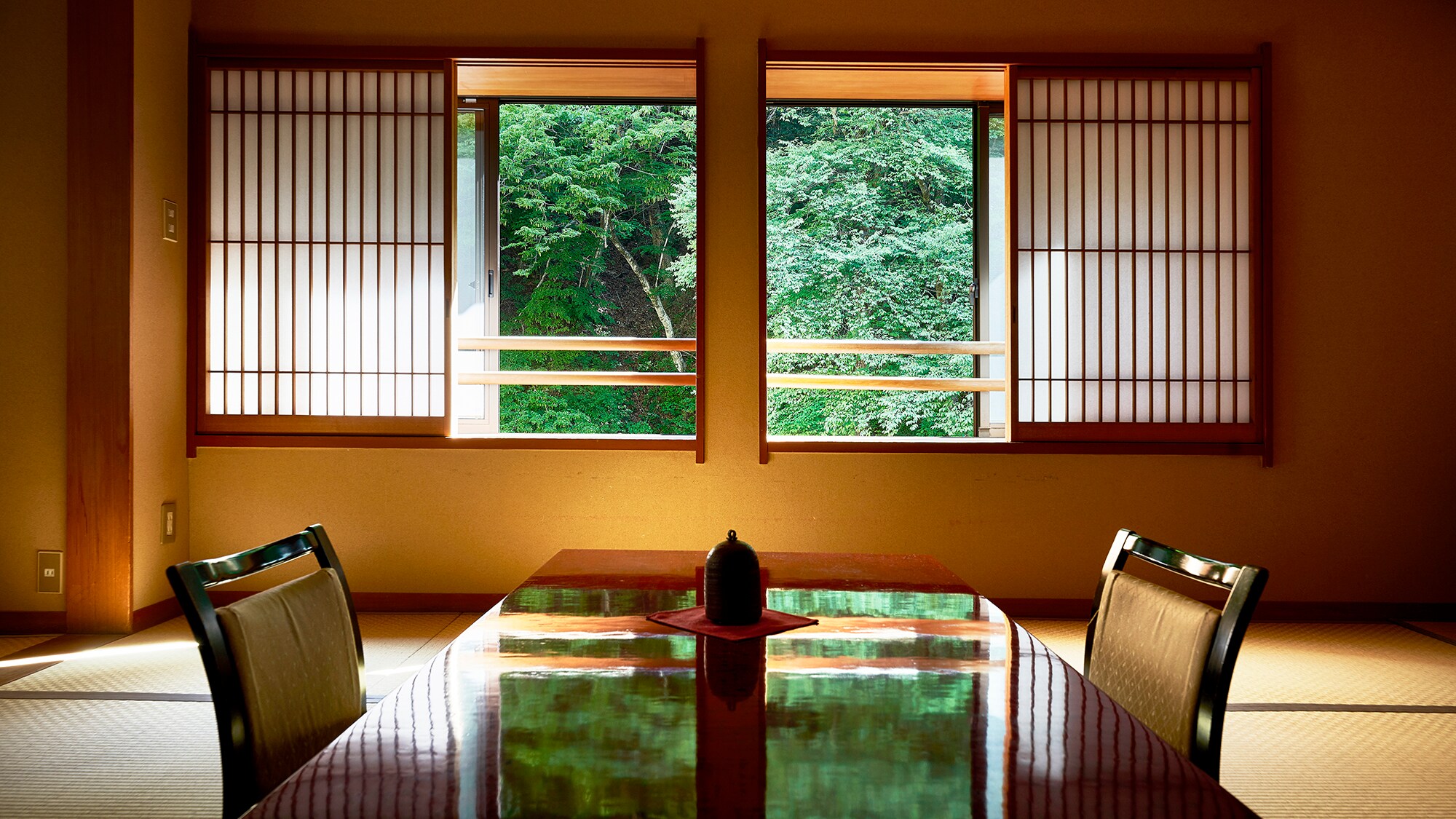 "Fukujusou" A powerful sight facing the Shima River in front of you. Guest rooms with open-air hot spring baths
