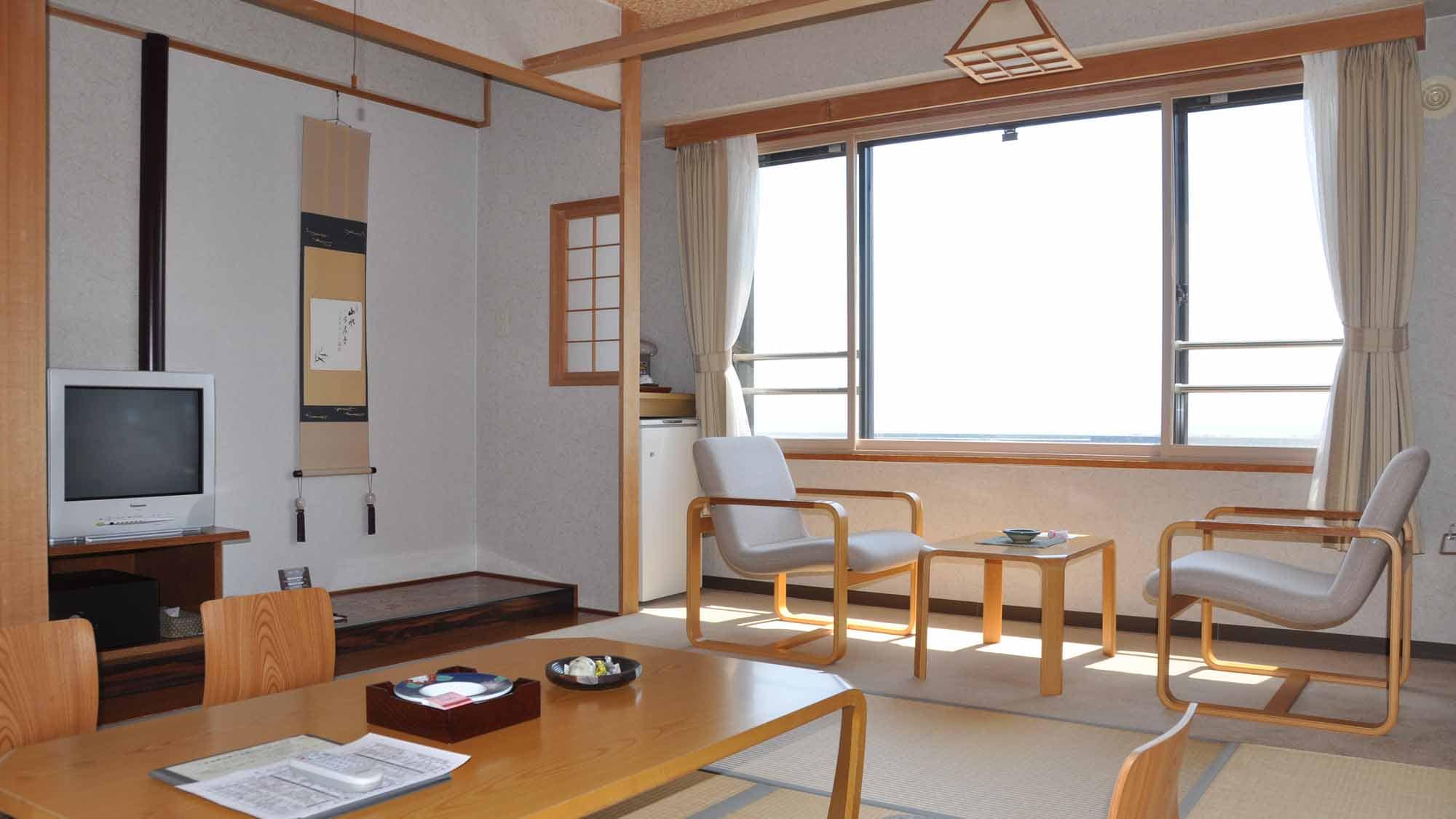 *[8-tatami Japanese-style room] Enjoy the view of Rishiri Fuji. Perfect for a family or couple trip, family trip, or group trip.
