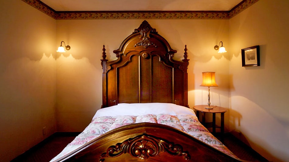 302 Tempat tidur bergaya Eropa didatangkan langsung dari Inggris. Sangat populer di kalangan pelanggan wanita sebagai "kawaii!"