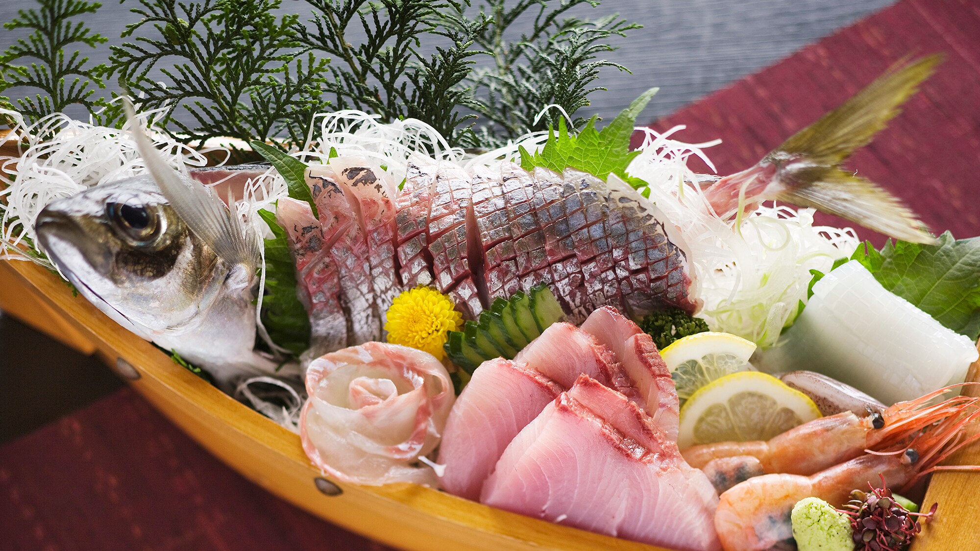 [Sashimi of local fish caught that morning] Freshly caught seafood from the Sea of Japan
