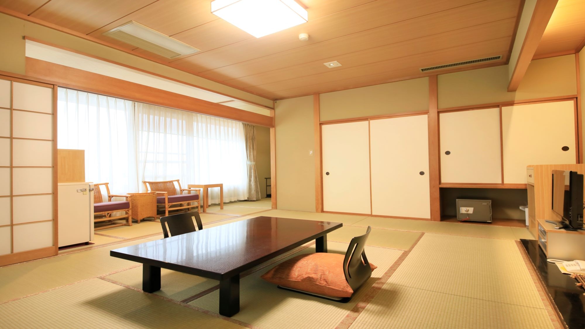 The spacious Japanese-style room is your own private space ♪