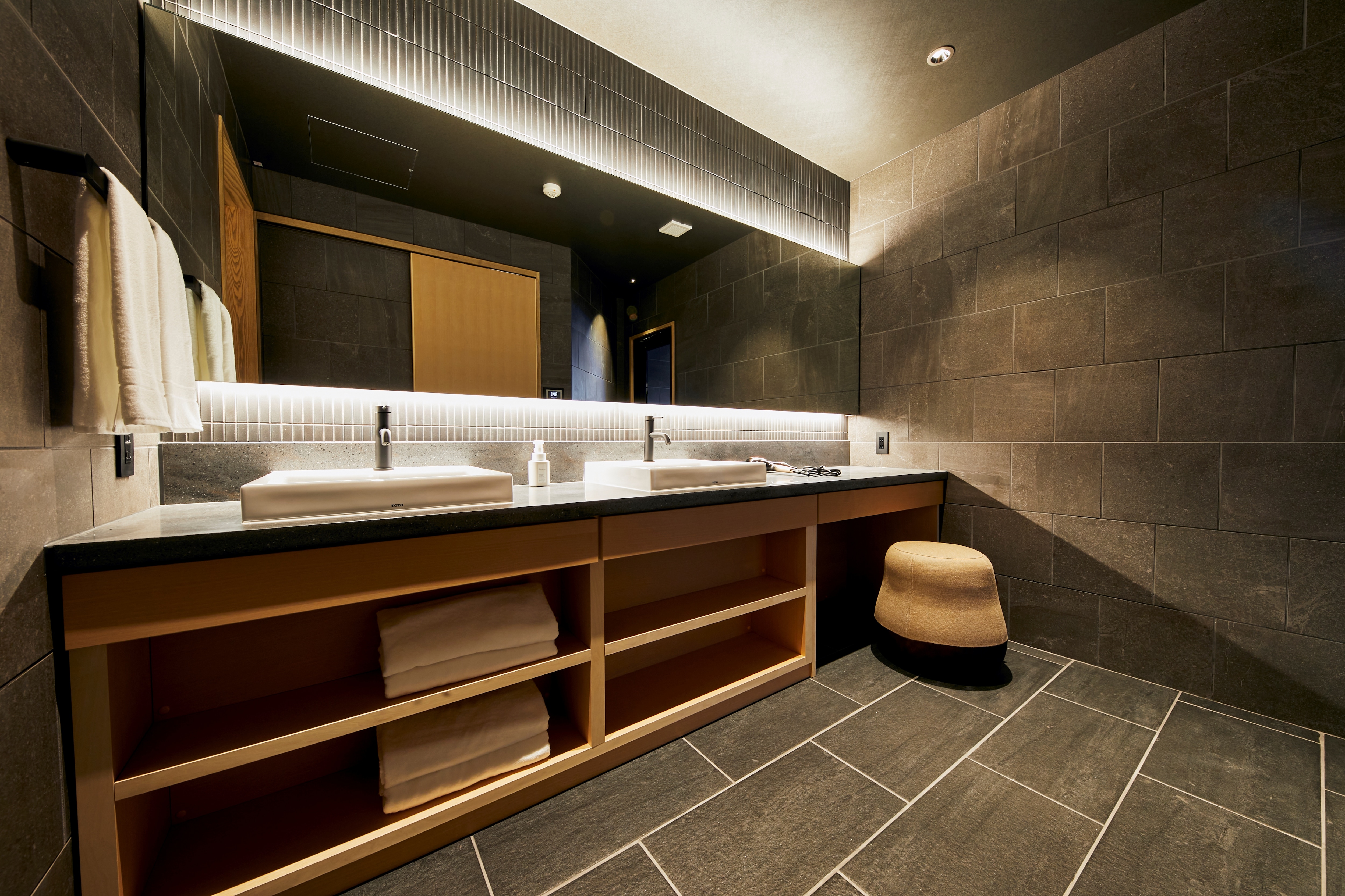 Bathroom and changing room (Sauna Suite 4)