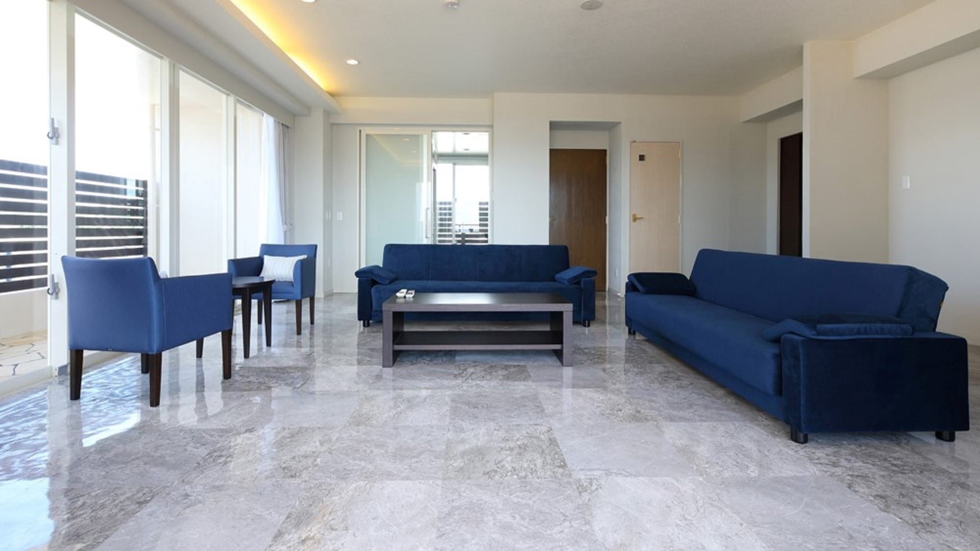 [Phòng suite cao cấp] Phòng suite cao cấp rộng 100 mét vuông có phòng khách rộng rãi và phòng tắm có bồn tắm nước nóng.