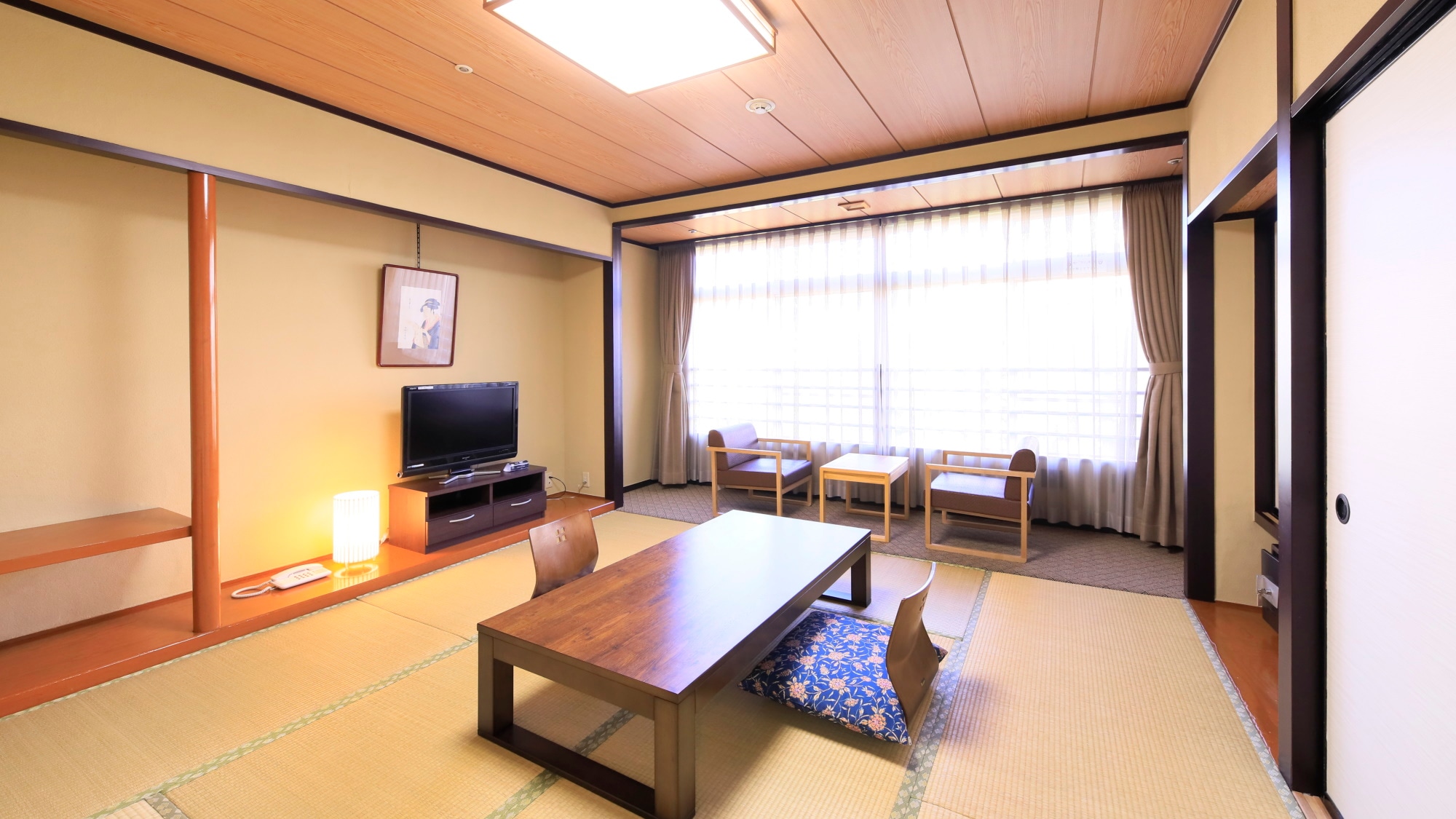 [Japanese-style room (8 tatami mats) (no bathroom)]