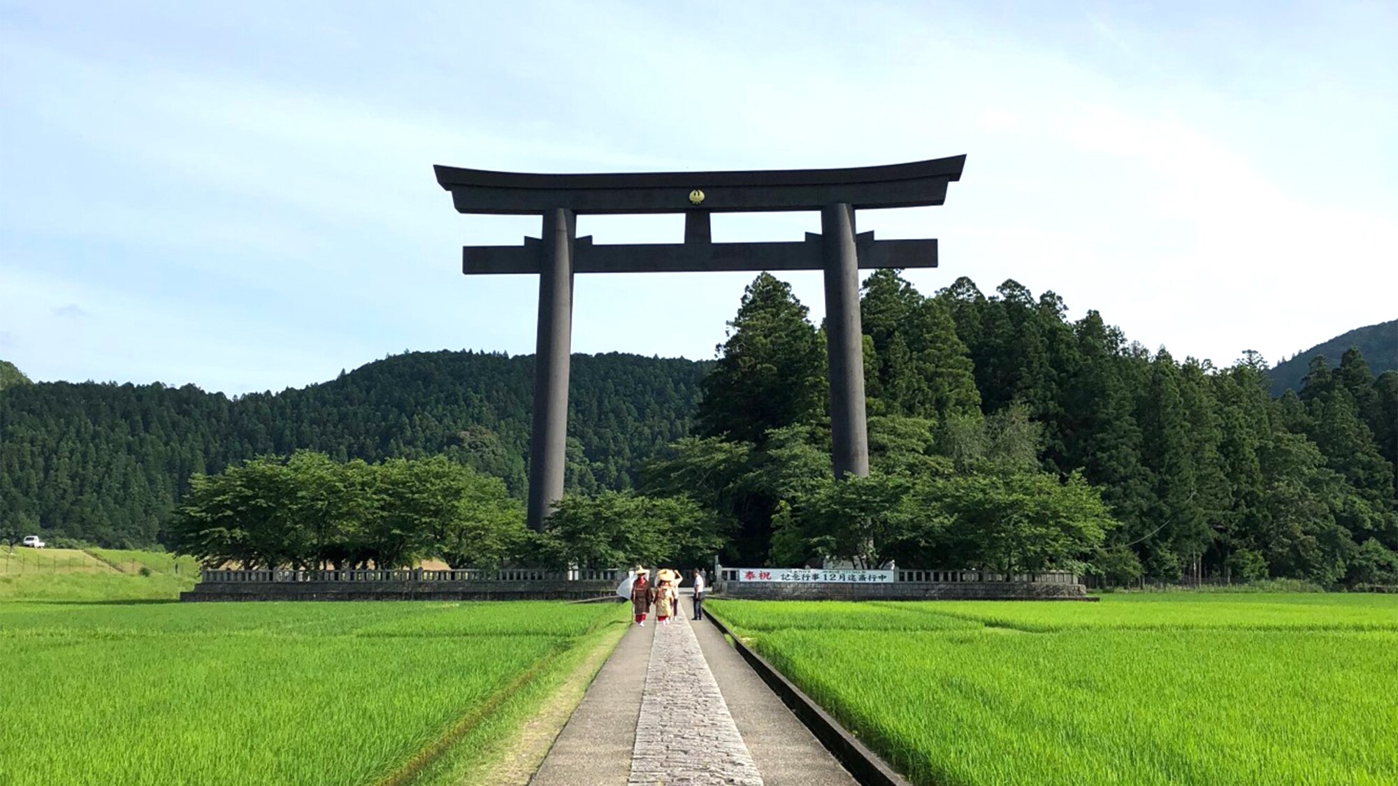・ [Kumano Hongu Taisha] The large torii gate is a masterpiece.