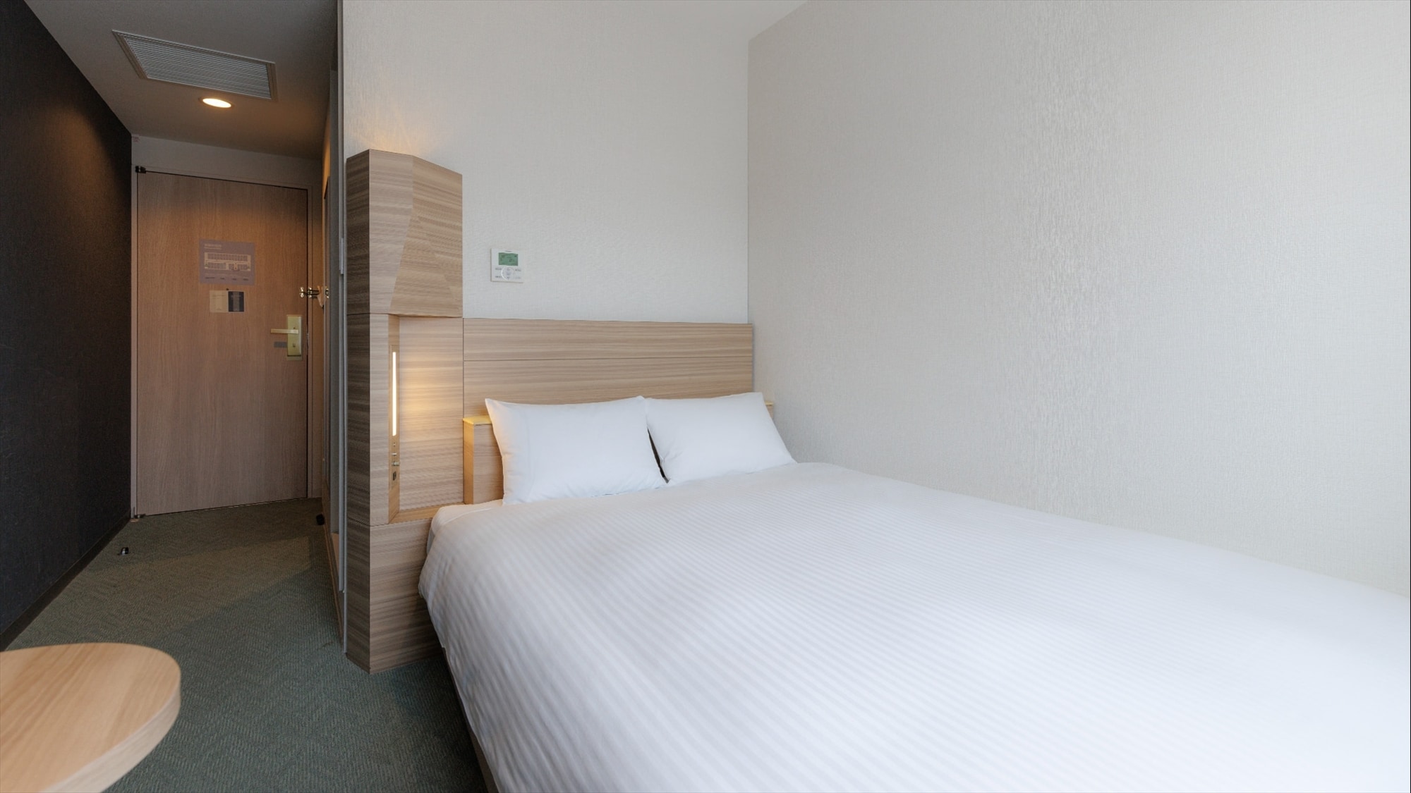 [Standard Double (South Wing) 15㎡] A bright and sophisticated space accented with "coral green"