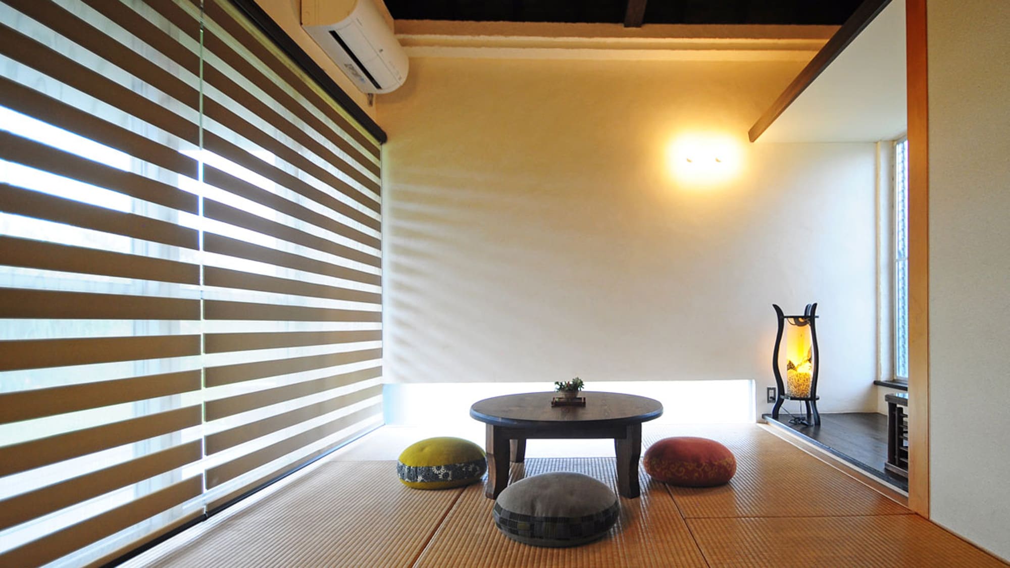 [Ryukyu tatami Japanese-style room (6 tatami mats)] We are particular about the interior such as blinds and cushions.