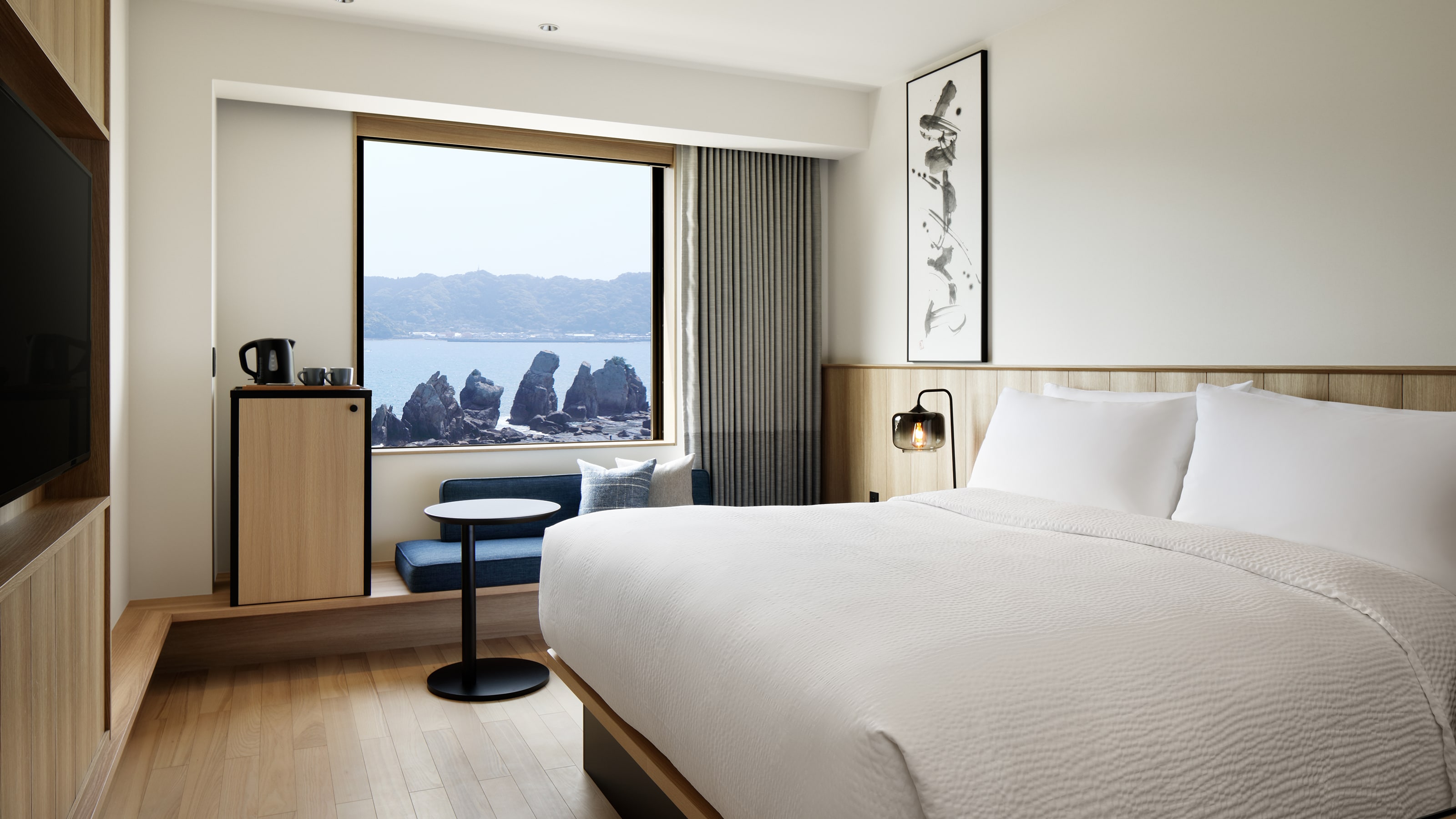 Ocean View King Room: 25 square meters, non-smoking, bed width 180 cm. Enjoy a relaxing moment in a room with a sea view.