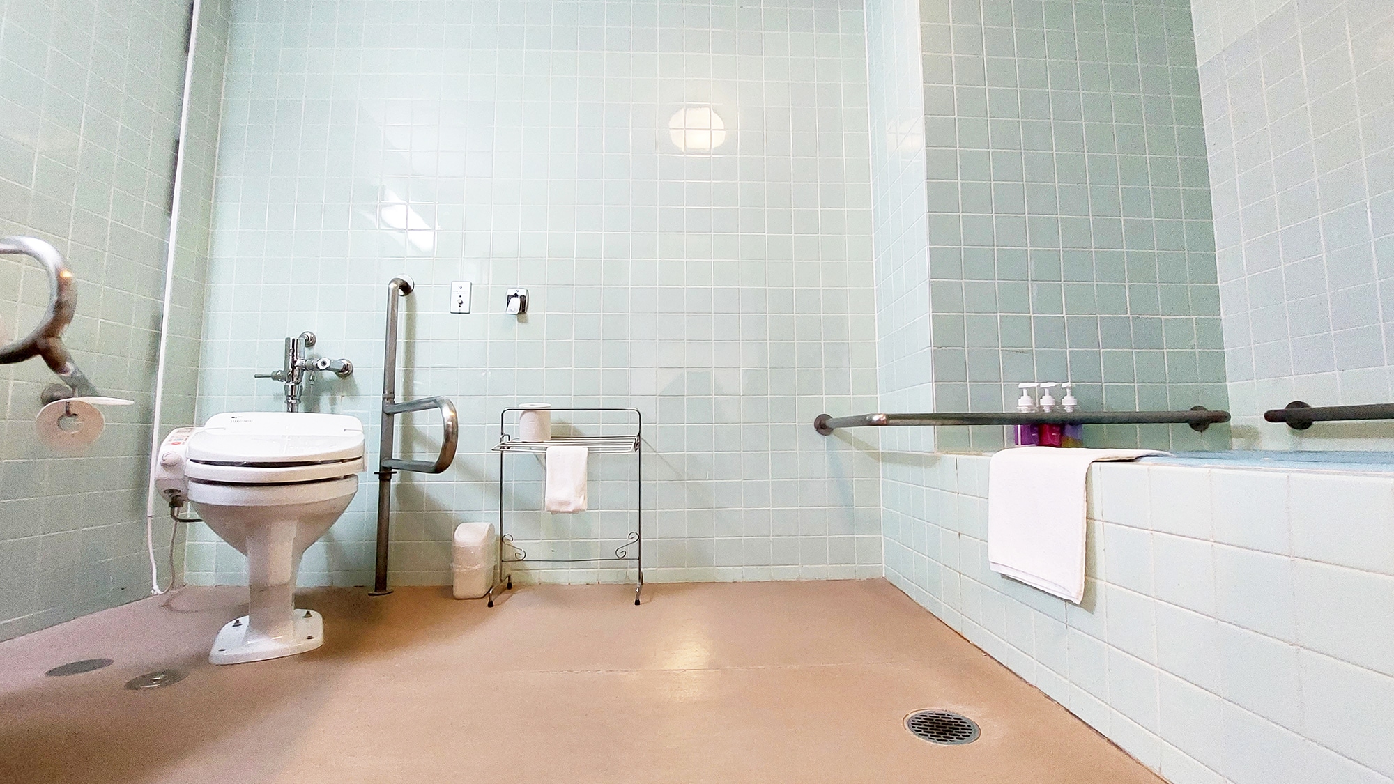 [Western-style twin room] A room with a shower room and a barrier-free Western-style toilet.