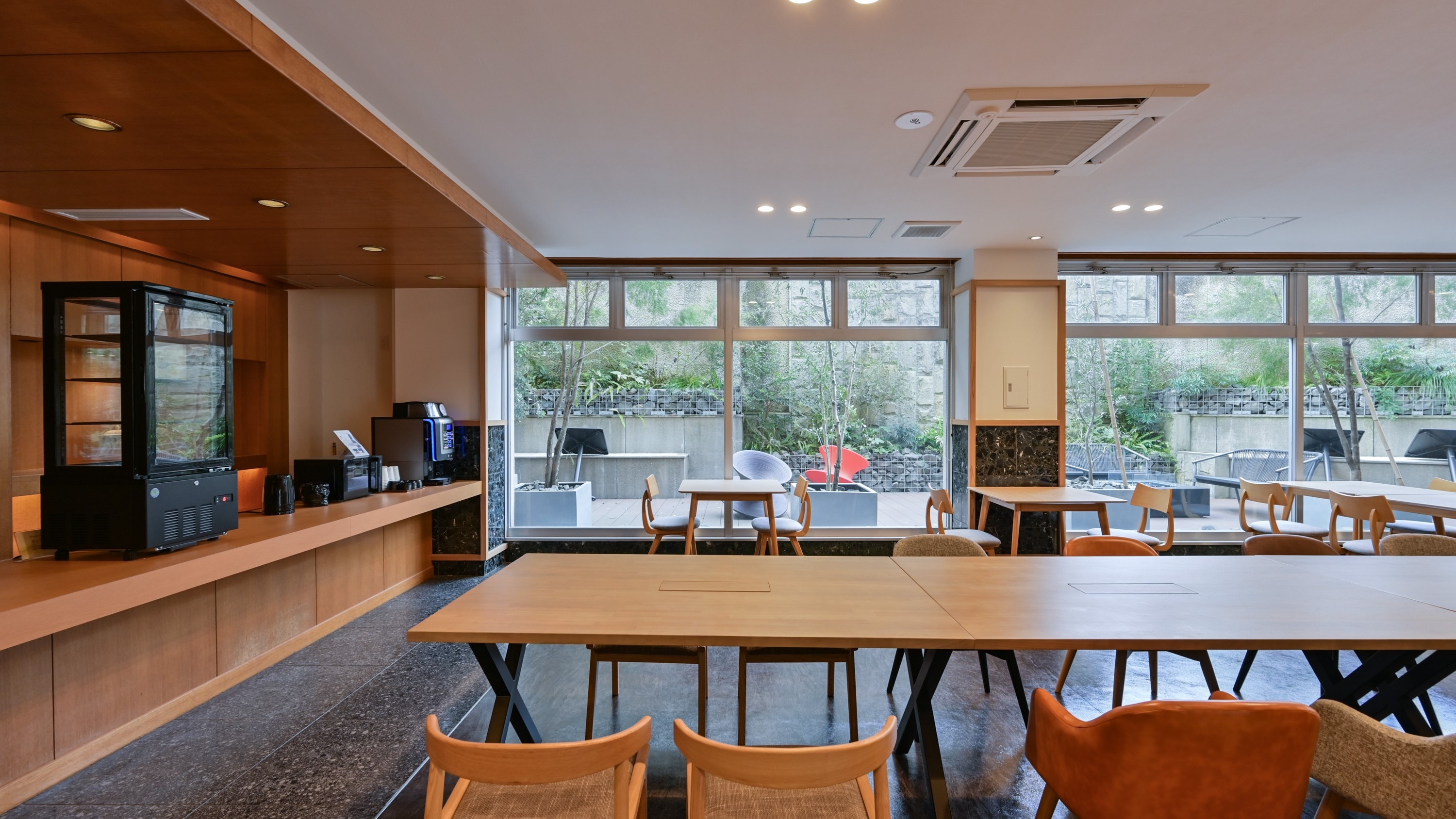 “รับประทานอาหารและล็อบบี้ฟรี” สถานที่สำหรับสนทนากับเพื่อนฝูง รับประทานอาหาร ทำงาน และเพลิดเพลินกับกาแฟฟรี♪