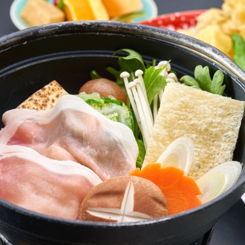 [Seasonal Kaiseki Cuisine / Example] Sukiyaki of Honpo pork on fire. Soft and juicy.