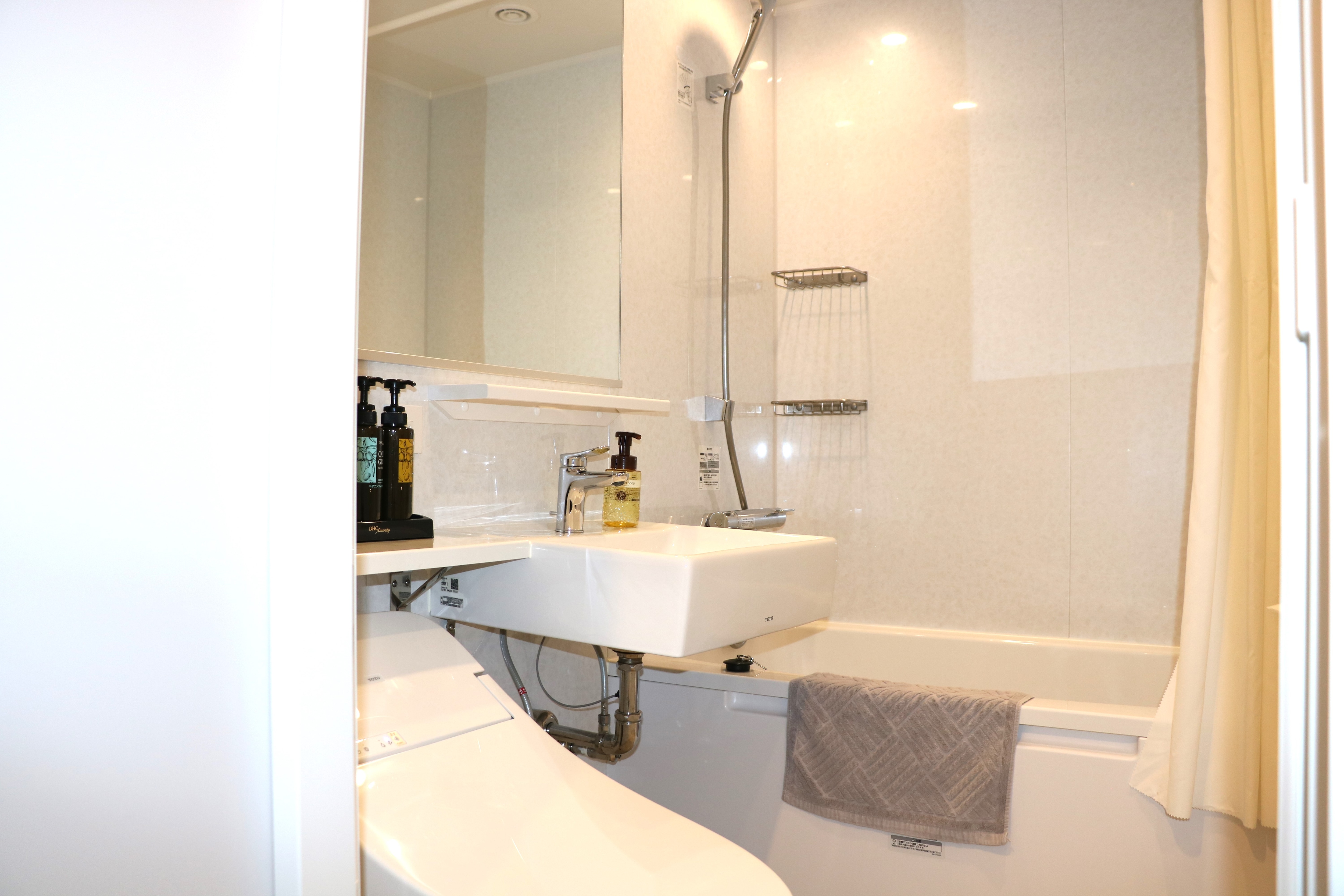 Double room (D2) opposite the tracks (unit bath)