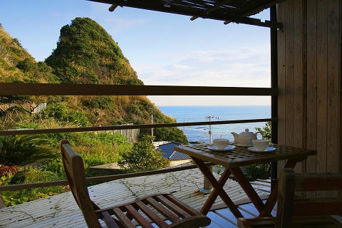 Cool deck after hot water (private bath with a view of the sea)