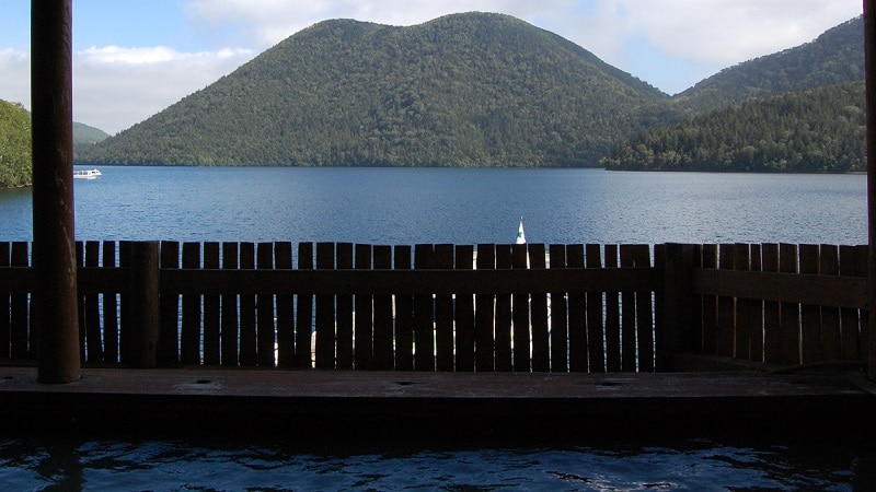 【可以觸摸湖水的露天浴池】從100%源泉的露天浴池，可以看到寧靜的湖畔和豐盈的“口美琉山”