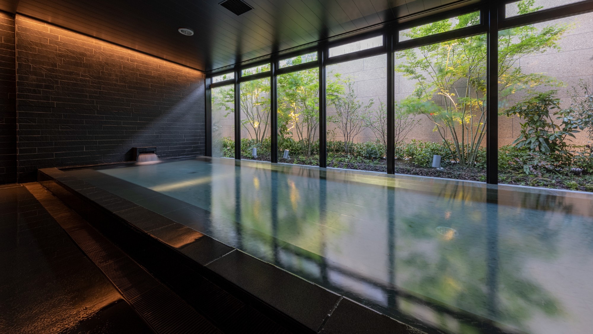 [Hot spring (large bath)] You can enjoy bathing while looking at the garden where you can feel nature.