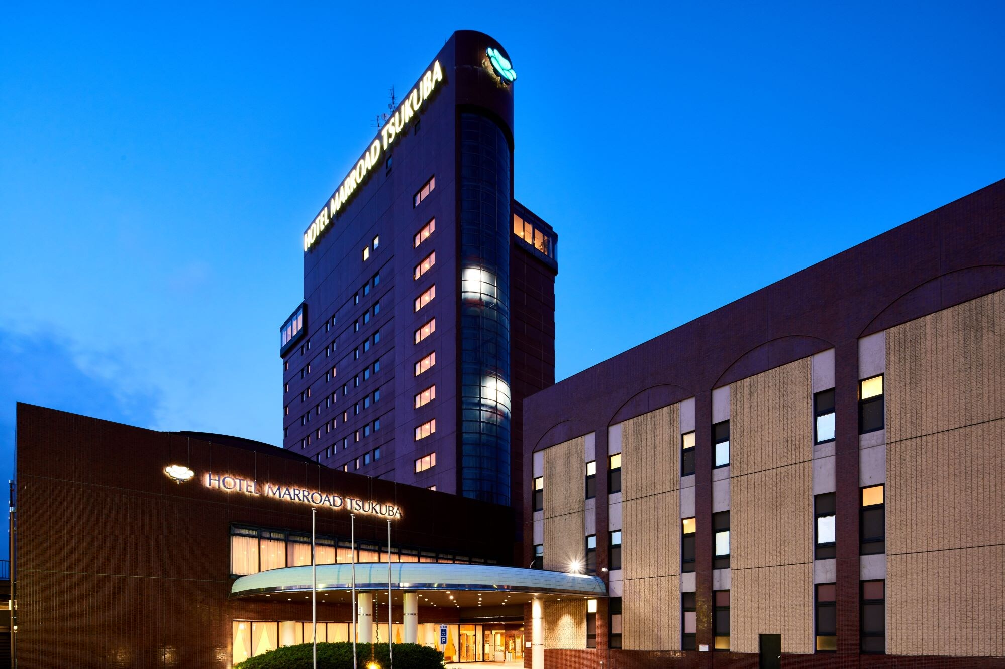 Eksterior hotel di malam hari