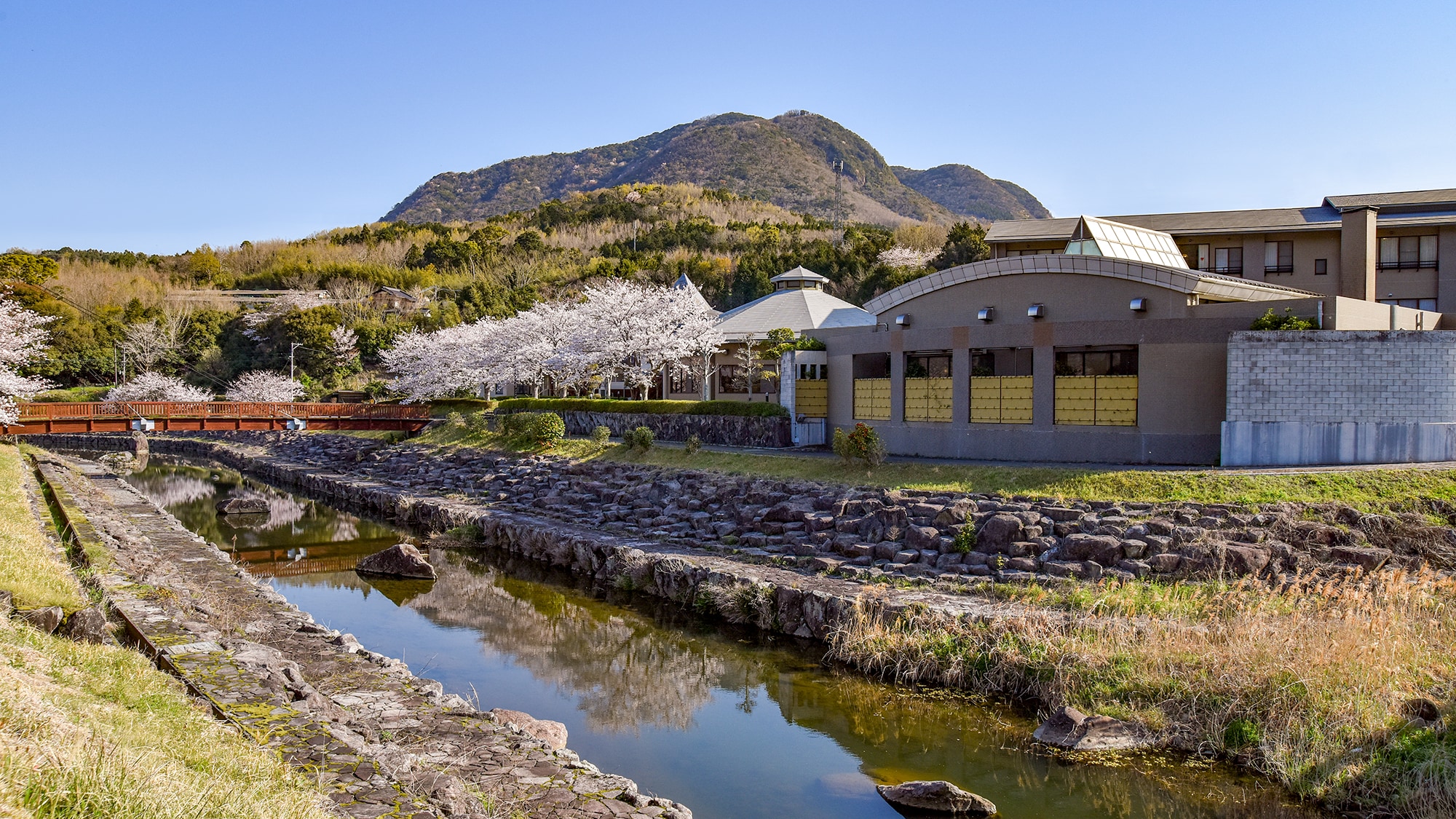 *[Exterior] The Matama River flows behind the hotel. Taking a walk while listening to the babbling brook will lift your spirits.