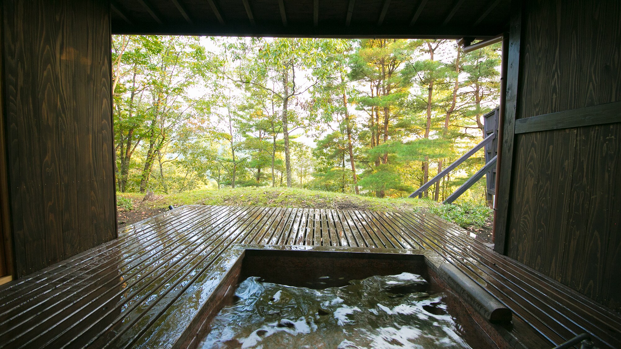 【附露天浴池的独栋建筑 朝仓】客房内设有露天浴池