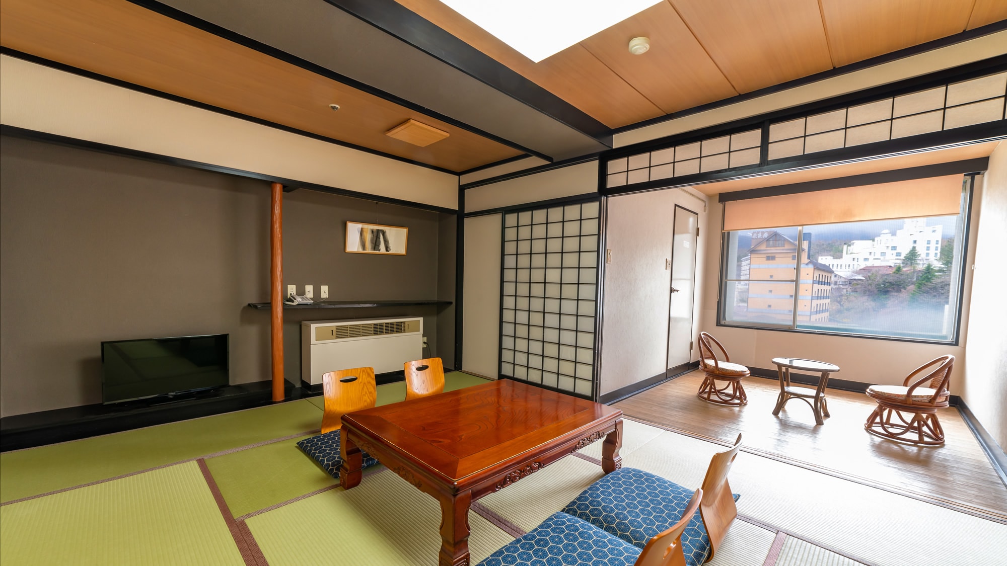 [Japanese-style room 10 tatami mats Yubatake side]