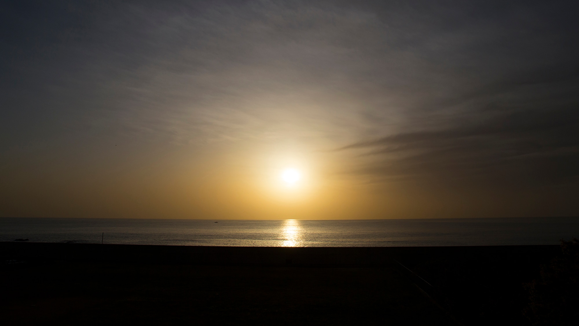 [Sunset on the Echizen Coast] A famous spot chosen as one of the "Top 100 Sunsets." Enjoy the breathtaking view.