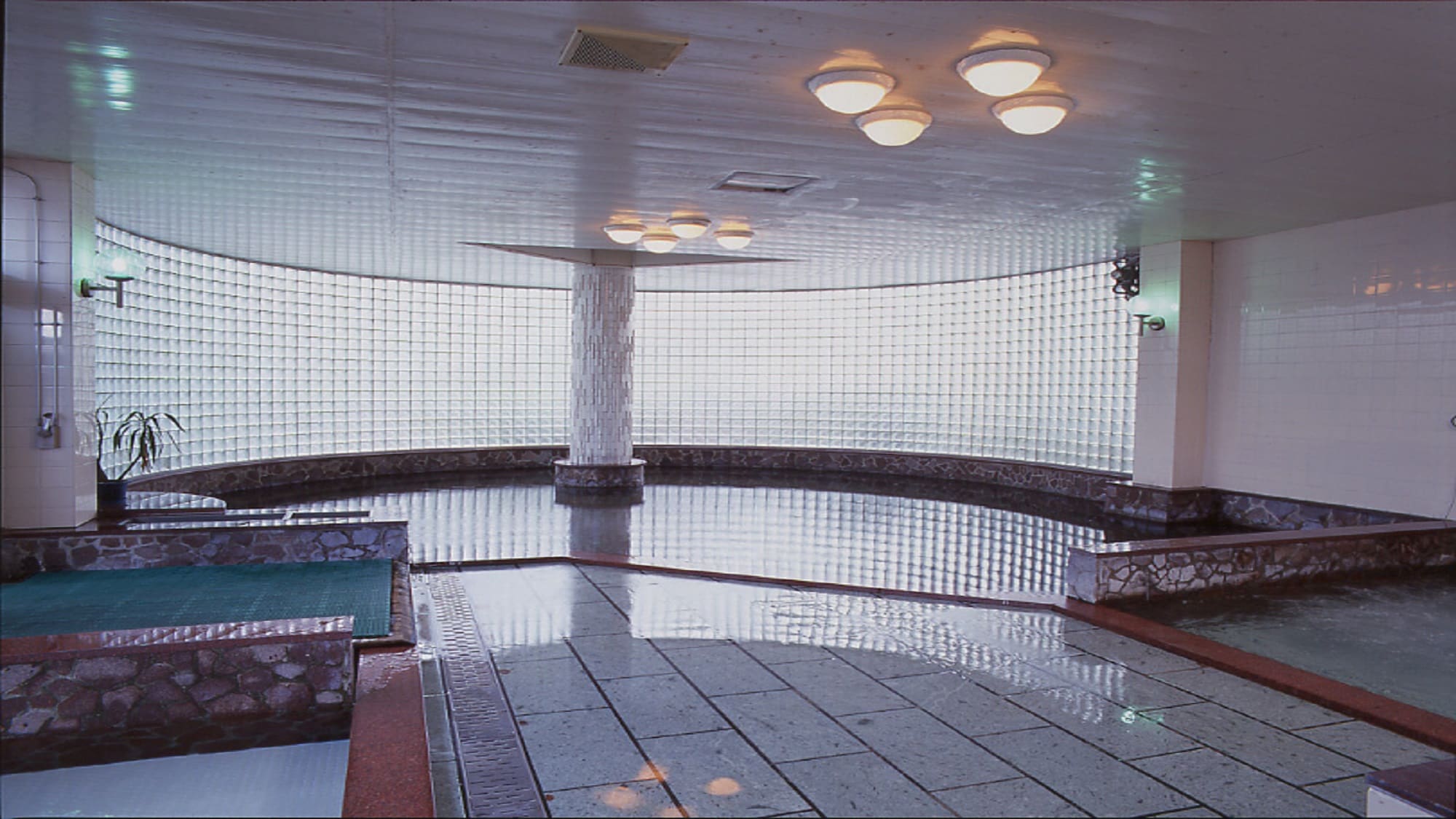 Large public bath (100% natural hot spring water, directly from the source)