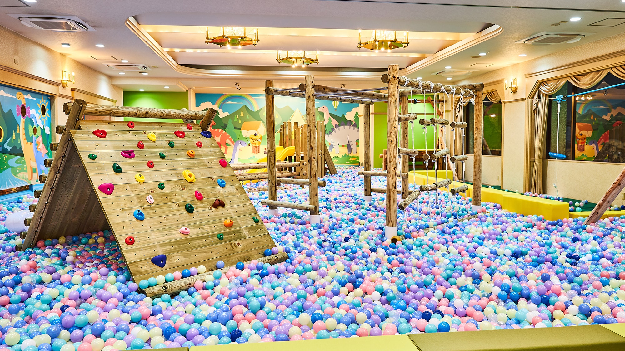 Ball pool in the building (free)