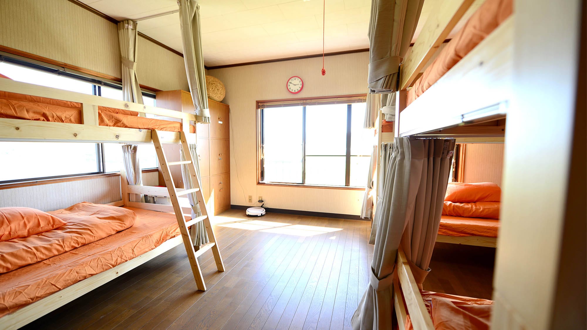 ・ Mixed dormitory / bright room with large windows
