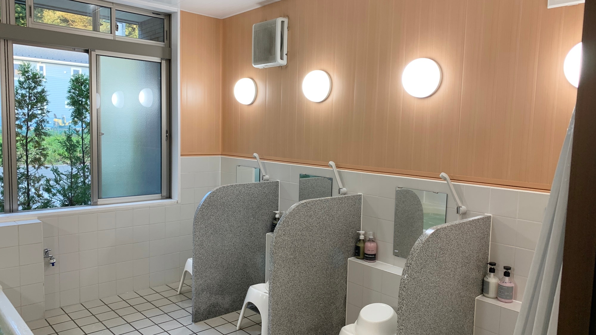 [Large public bath] Boiled water/There are 3 washing areas (for men only)