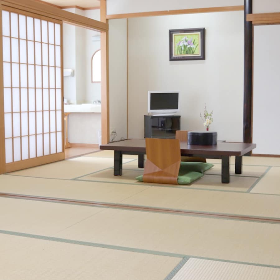 [Japanese-style room 16 tatami mats (2 rooms of 8 tatami mats)] A spacious room suitable for families.