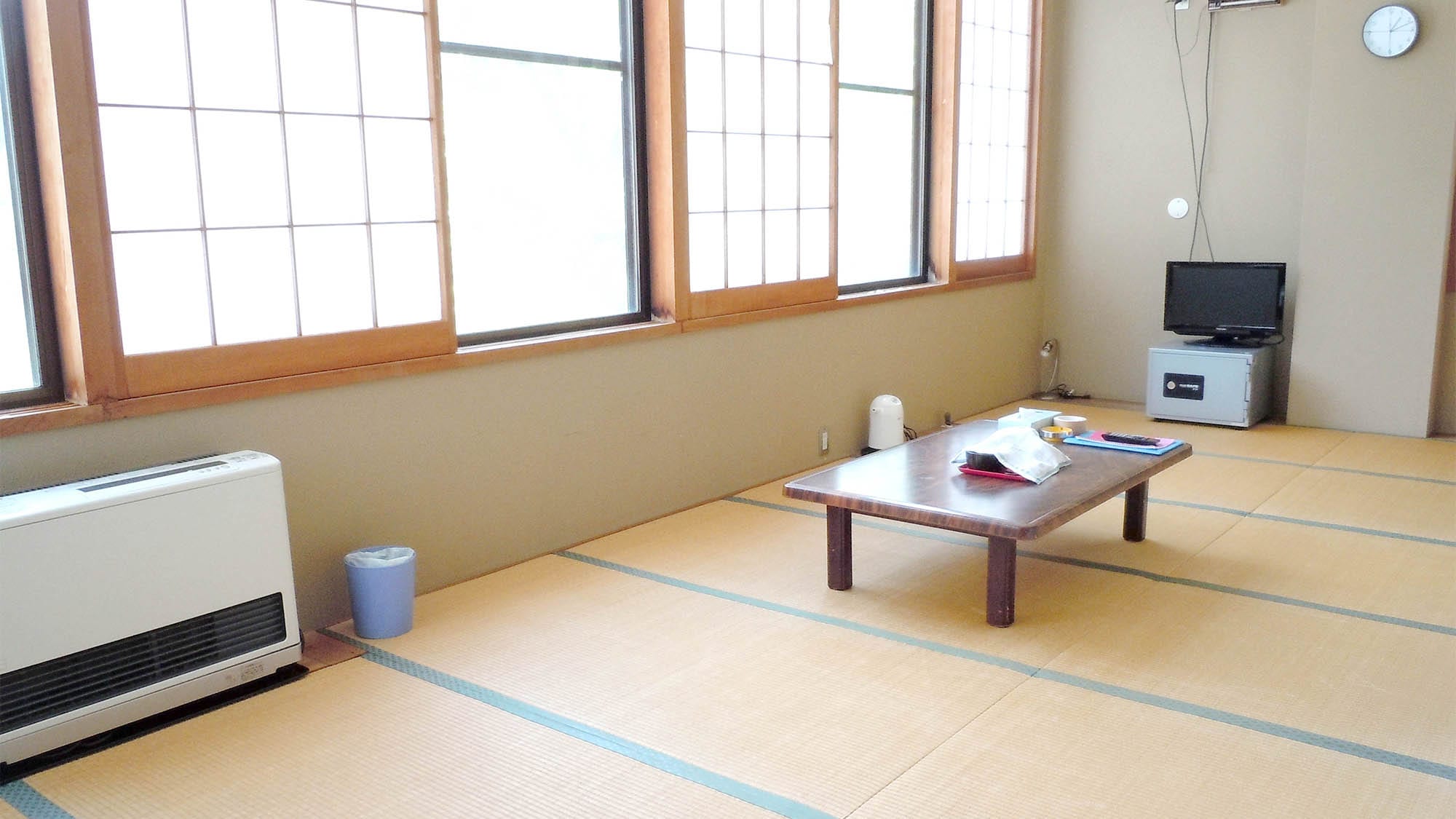 ・[Room 1 in the main building] A bright room with light streaming in through the large windows.