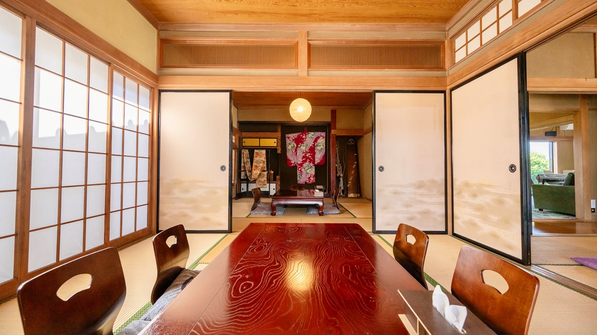 * [Tougen no Ie] ห้อง (ตัวอย่าง) การตกแต่งภายในเป็นเอกลักษณ์ของบ้านญี่ปุ่น กิโมโนที่จัดแสดงทำให้เป็นที่นิยมกับชาวต่างชาติด้วย