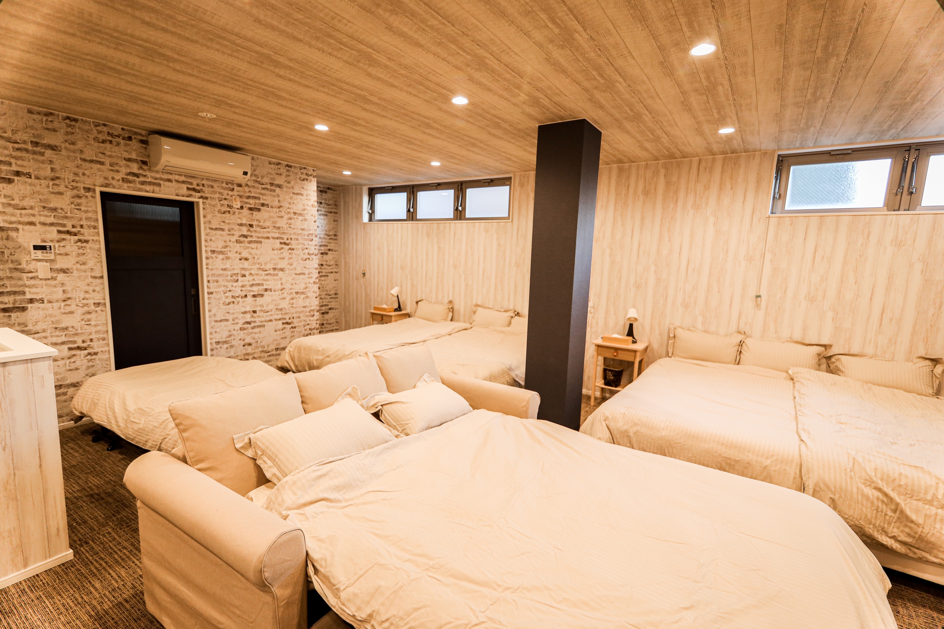 MQ1 room-4: The sofa has damage on the right side (left; it changes left and right depending on the photo).