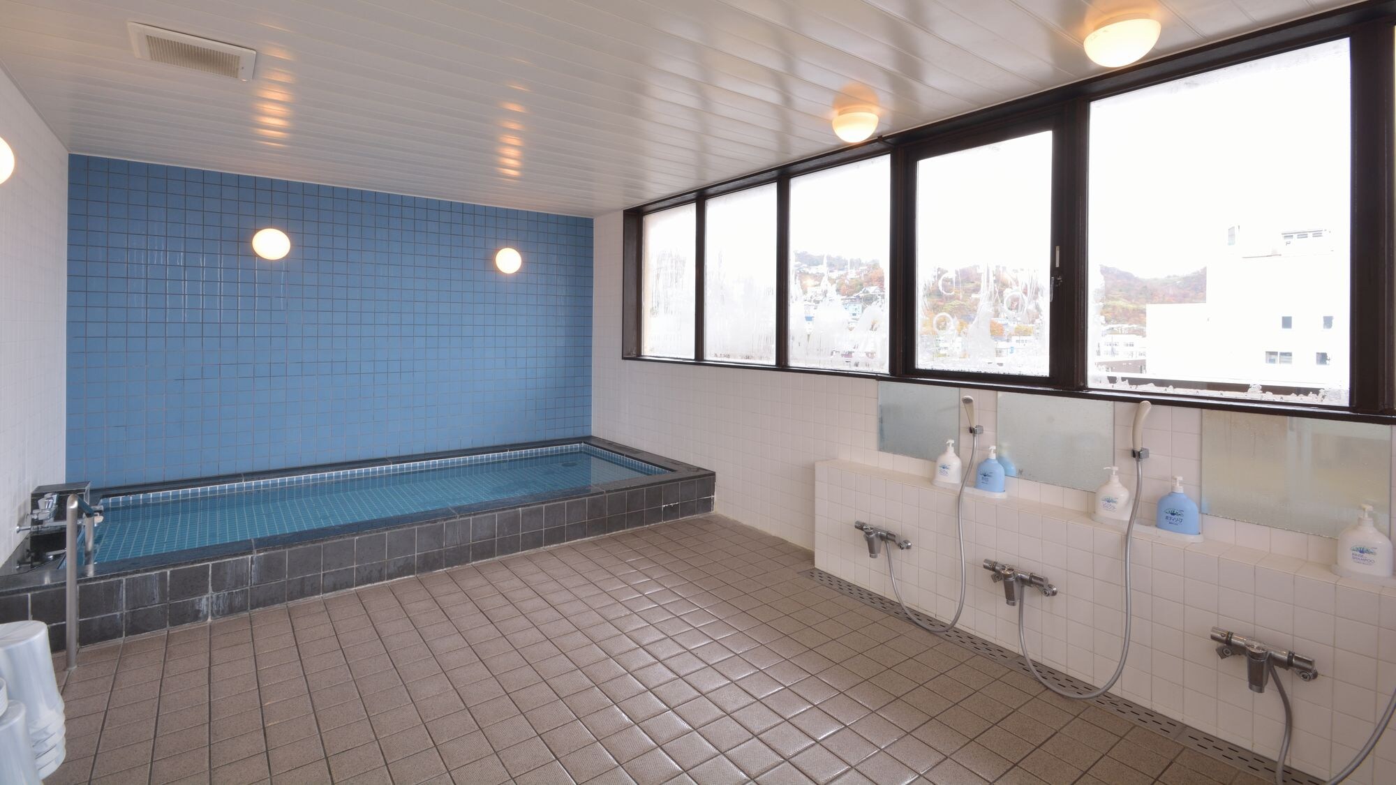 Please relax in the bathtub where you can stretch your legs.