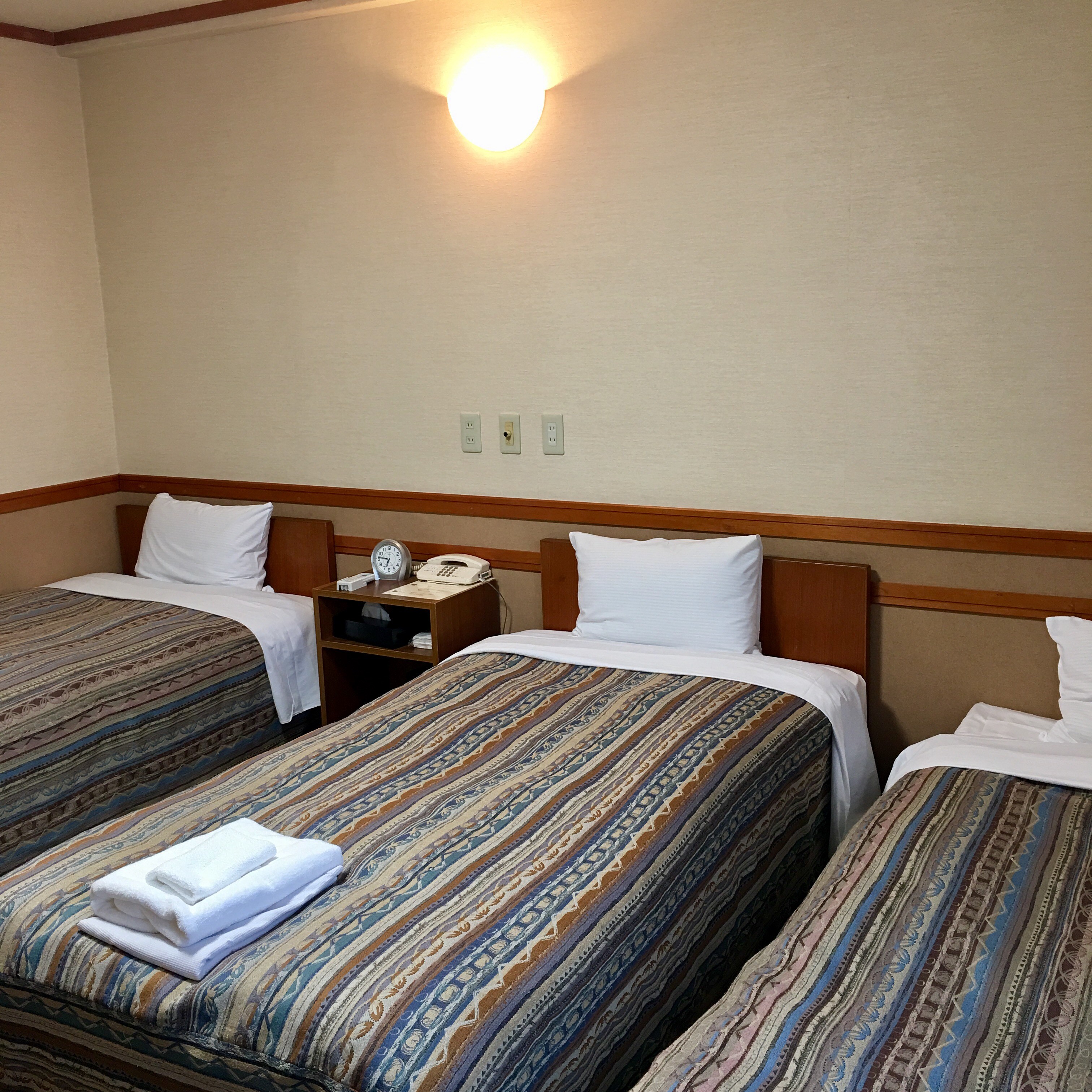 The twin rooms are also spacious. If three people are staying, one person will have an extra bed.