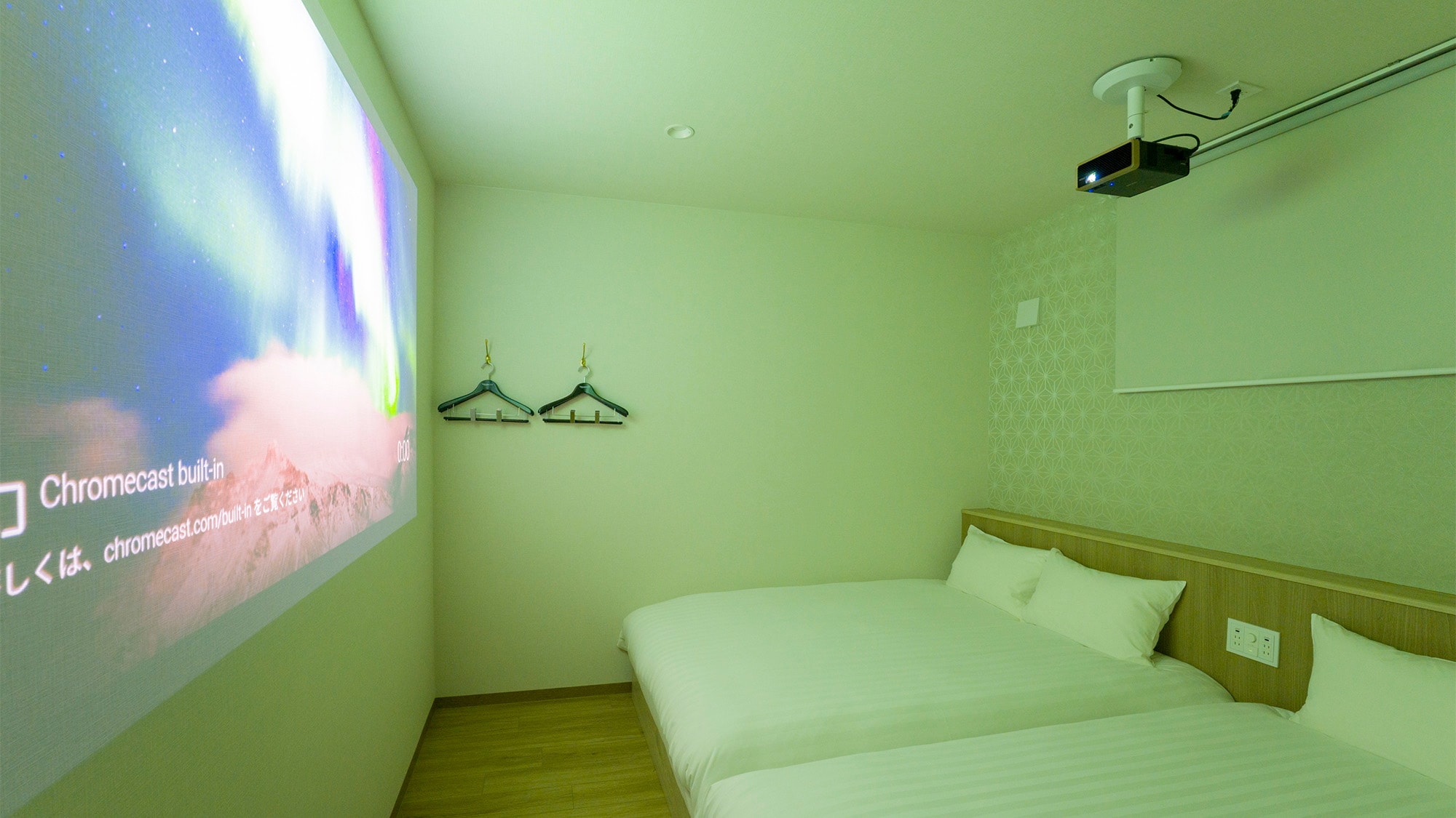 [Example of guest room with a capacity of 8 people] EPSON Home Projector