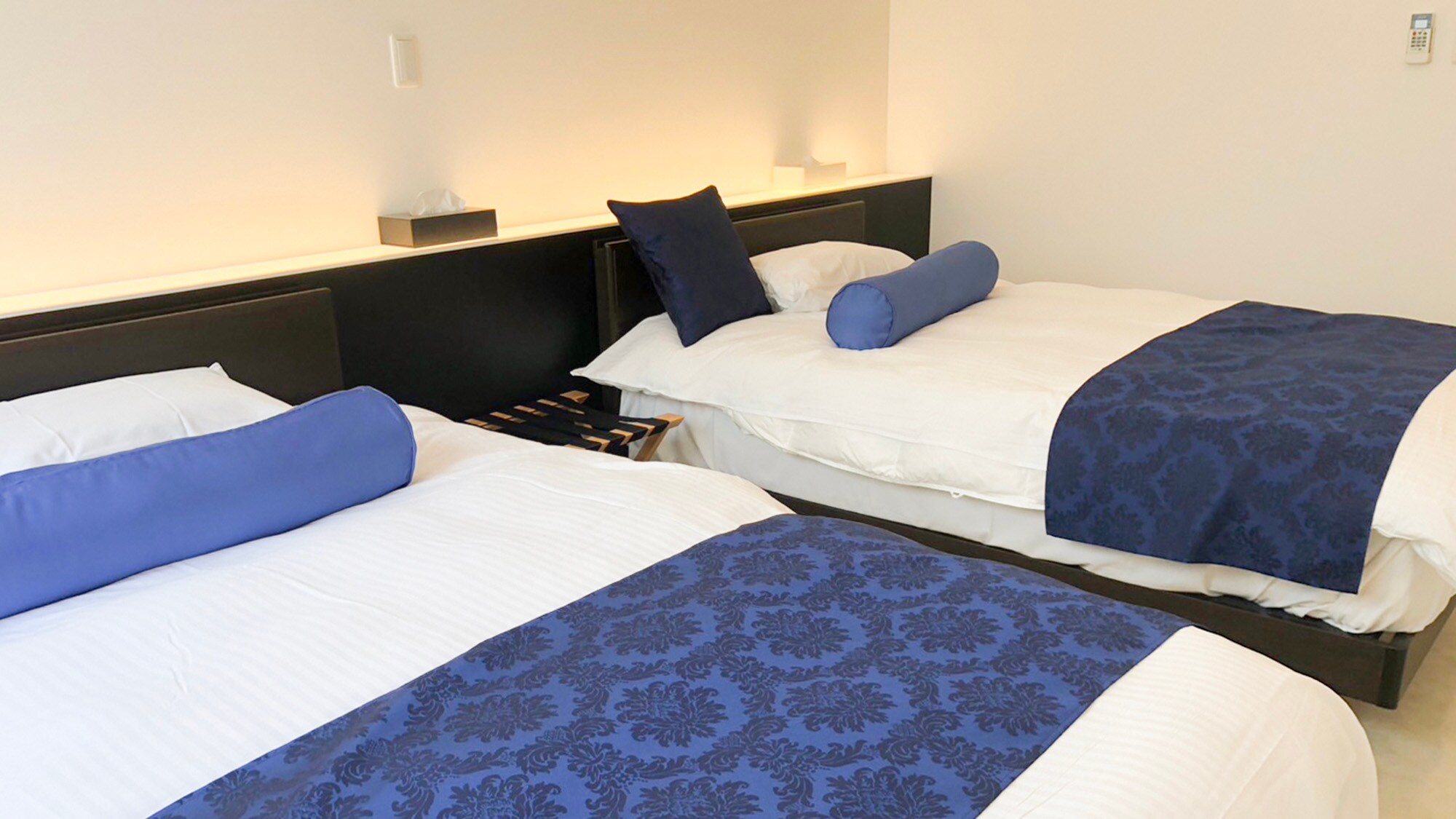 ・[101: Bedroom] Two semi-double beds are installed. Please have a good night's sleep in the spacious bed.