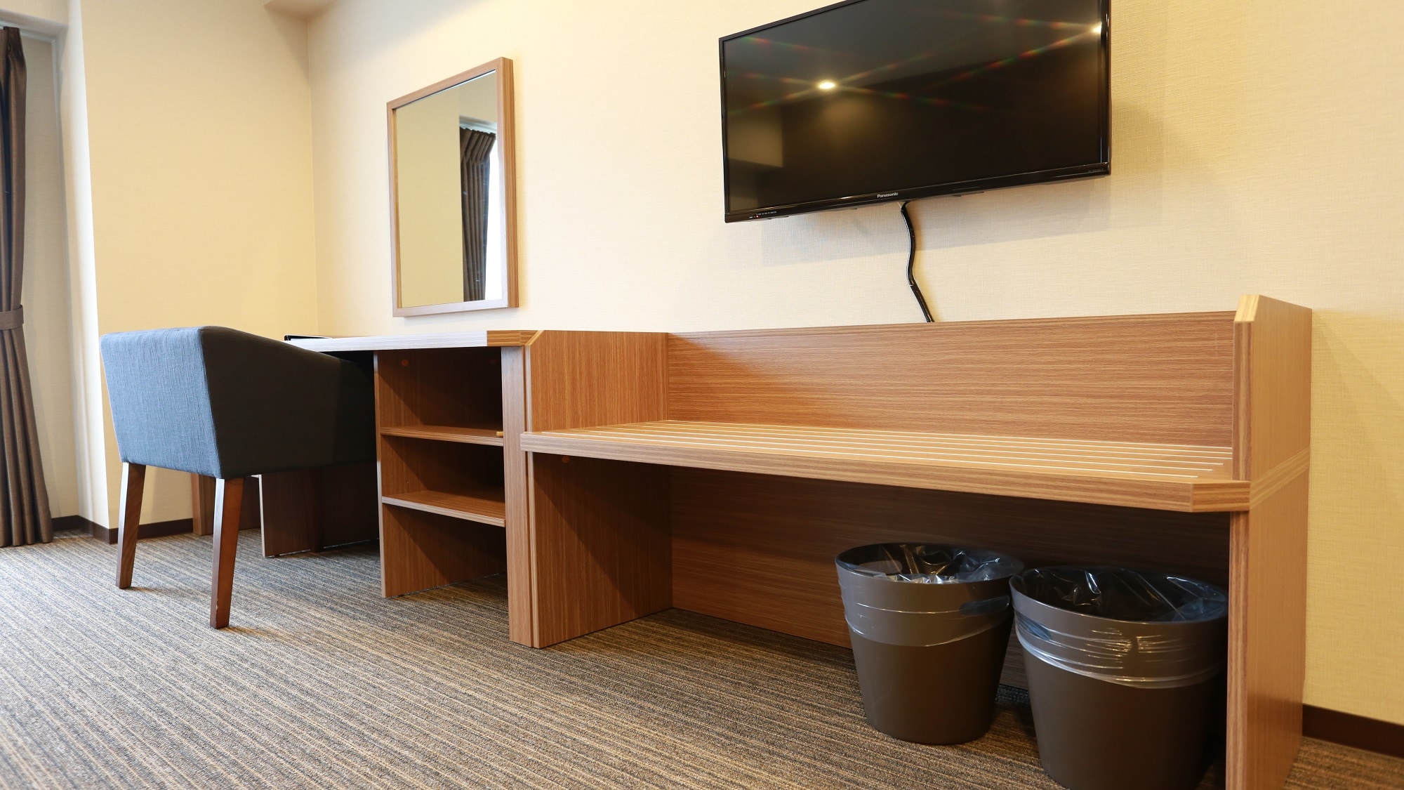 ■ Japanese and Western rooms ■ Workspace / luggage stand