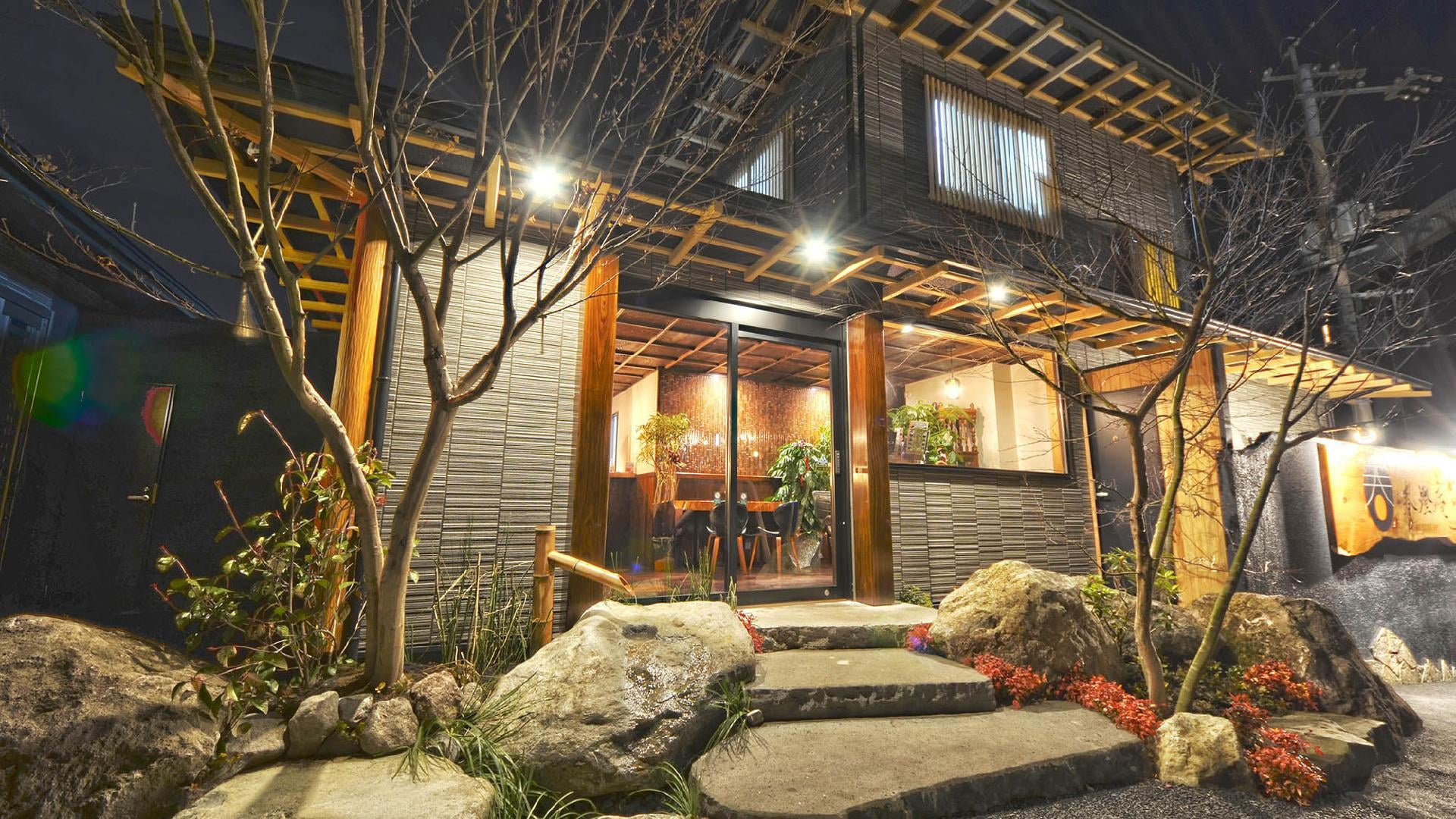 ・Exterior (night)