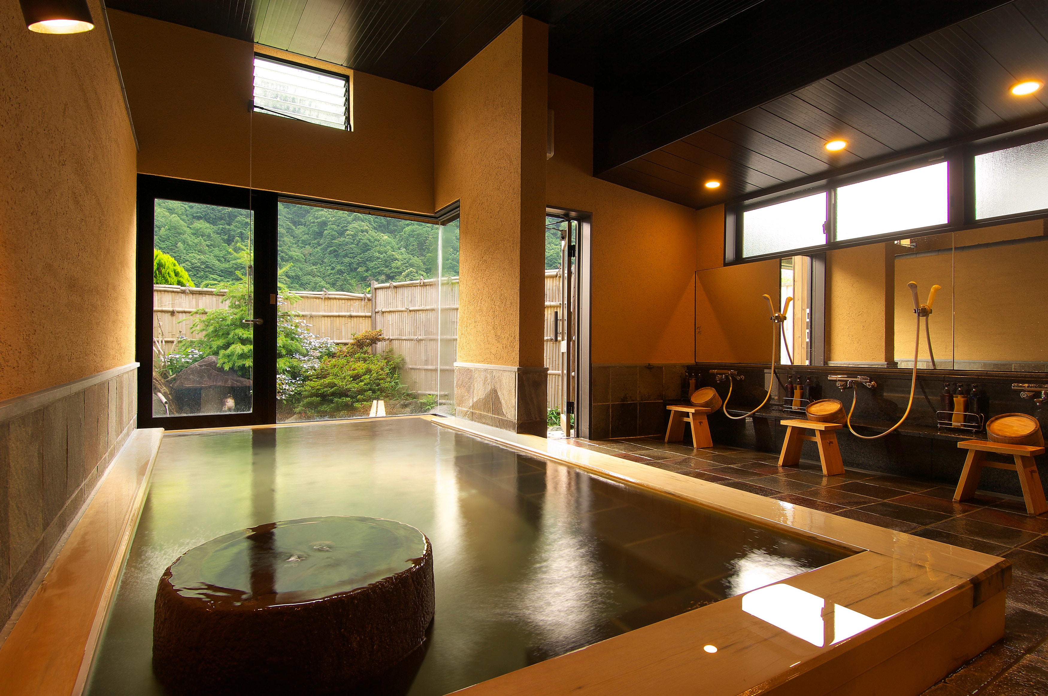 Nhà tắm công cộng lớn "Shiki no Yu"