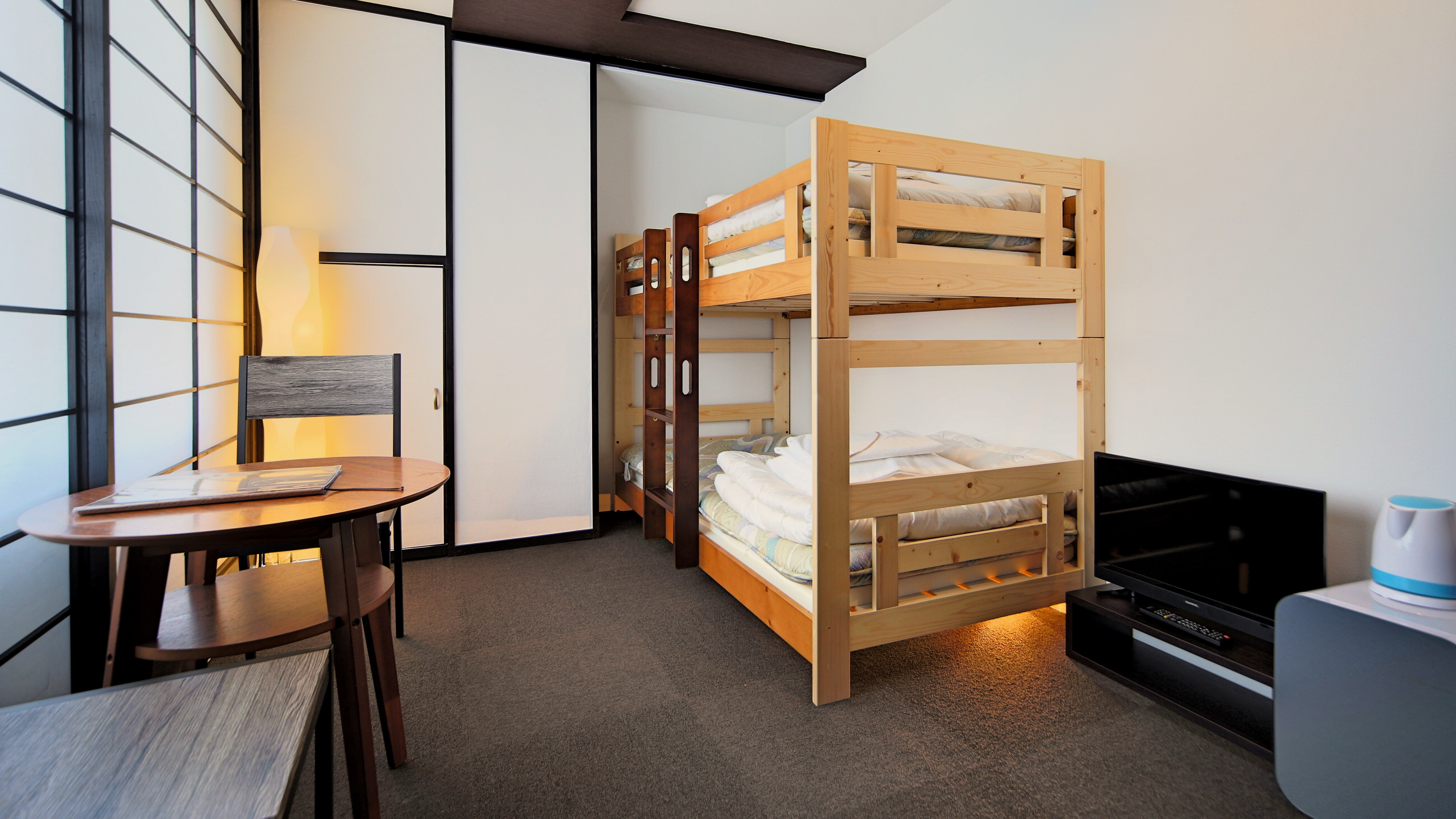 Twin bunk bed