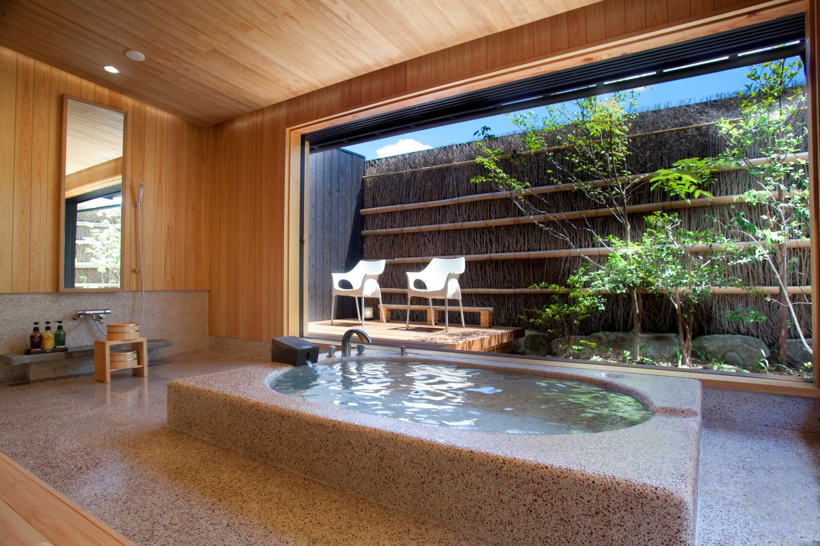 Shiunkaku (Masa) Living room with free-flowing bath