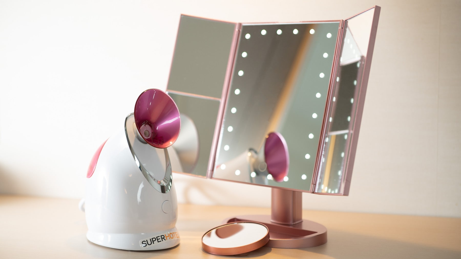 "Actress Mirror" giúp trang điểm dễ dàng và "Nano Care Steamer" dành cho phụ nữ