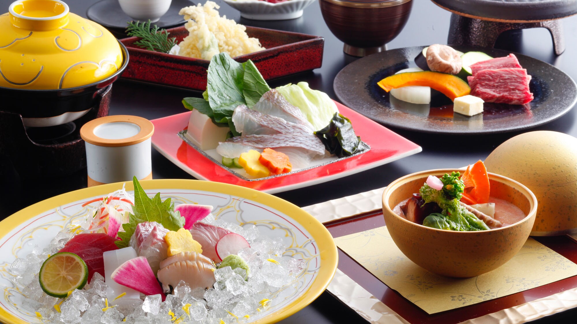 A seasonal Japanese banquet featuring seafood and mountain delicacies (image)