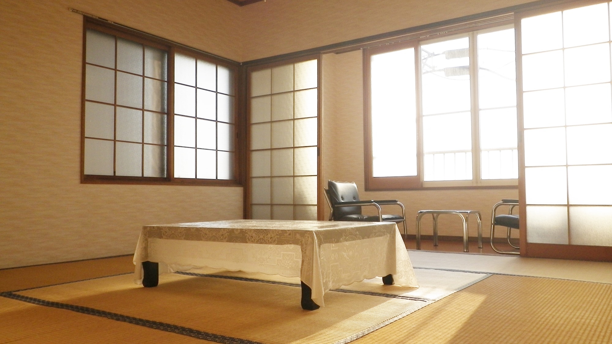 * [Example of Japanese-style room] A calm room with bright sunlight.