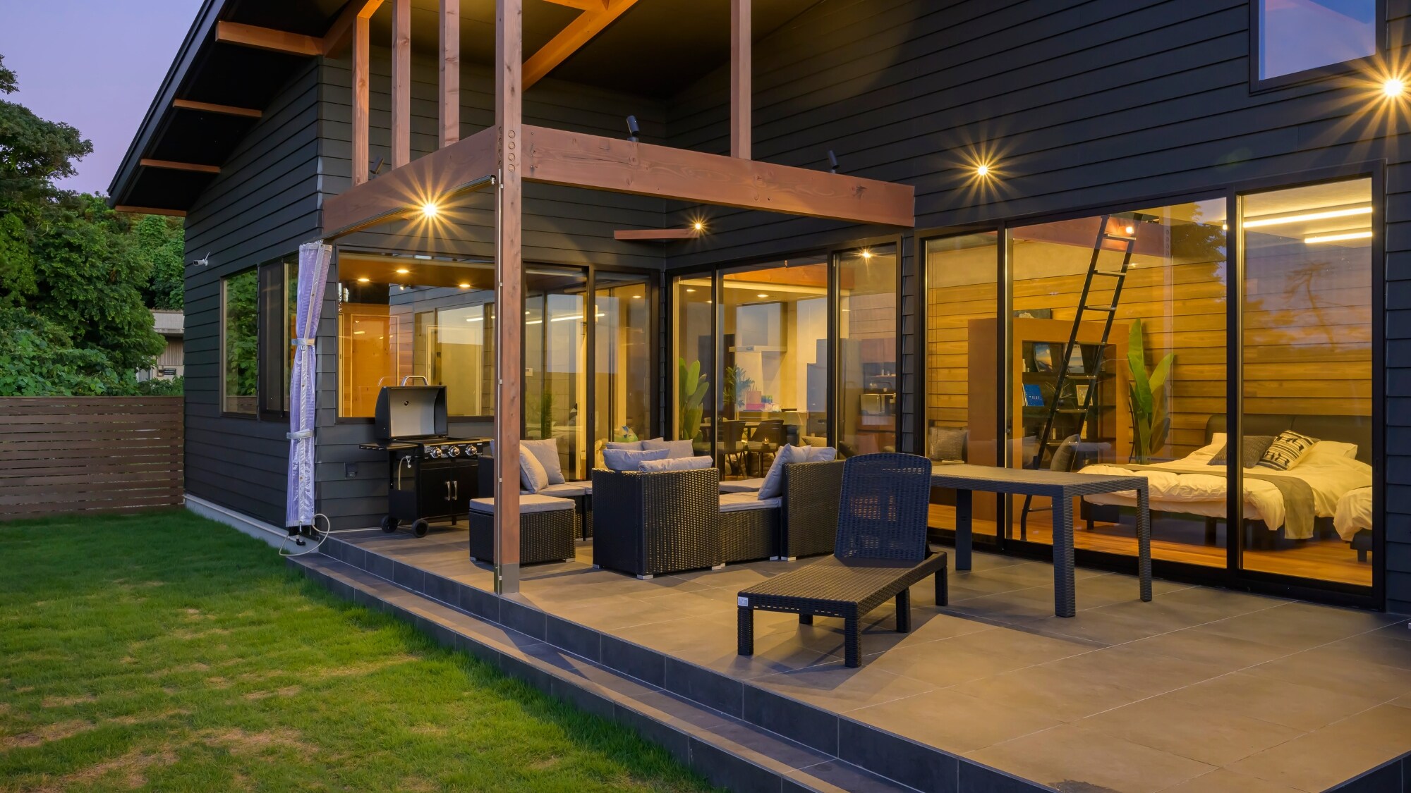 You can also enjoy a BBQ while feeling the night breeze.