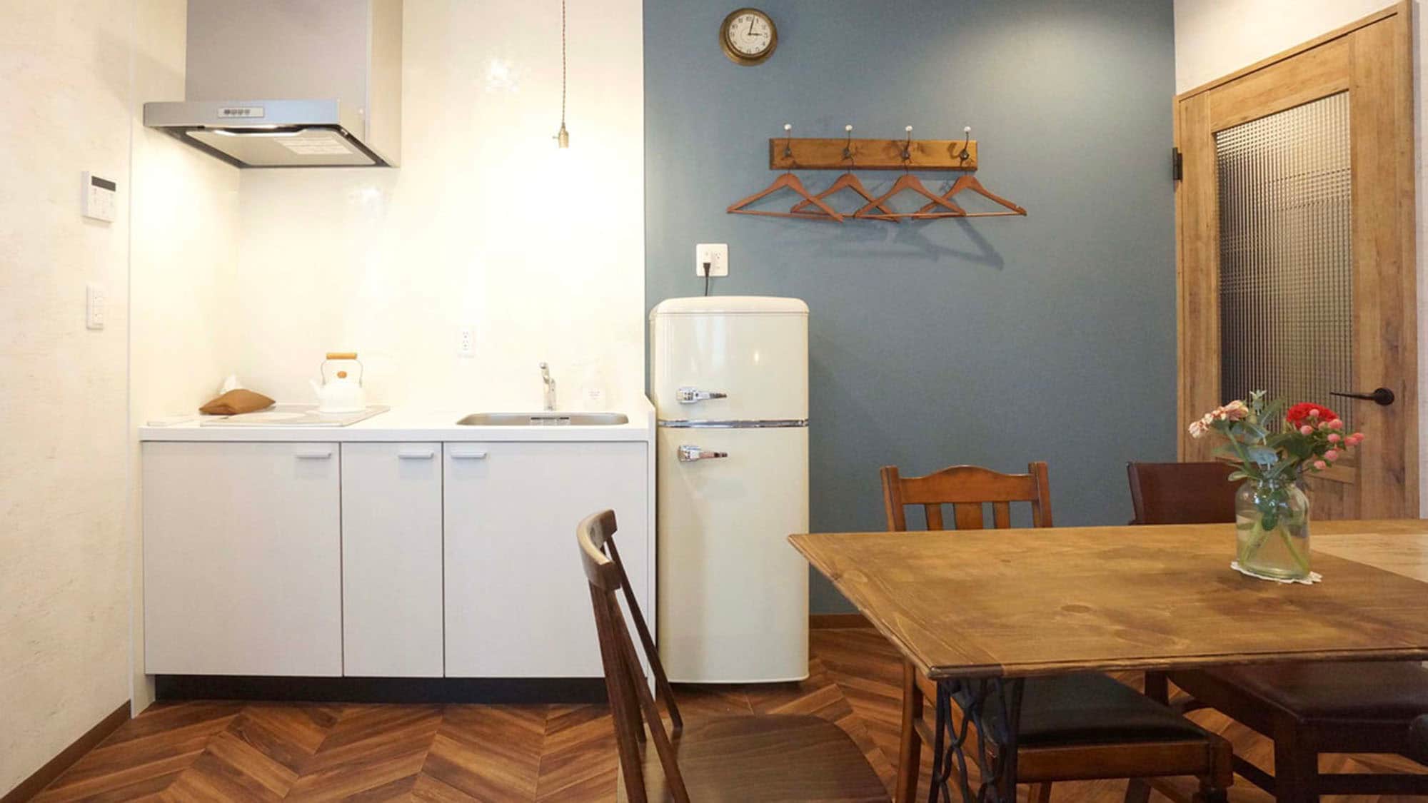 ・"Suite Family Room 202" Kitchen & Dining