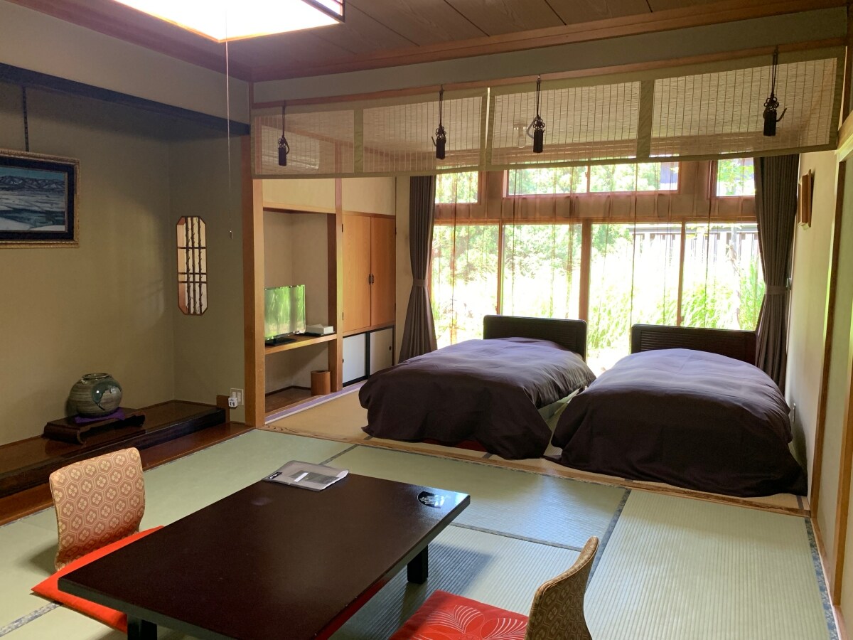 [Room] << Japanese-style room 10 tatami mats + twin >>