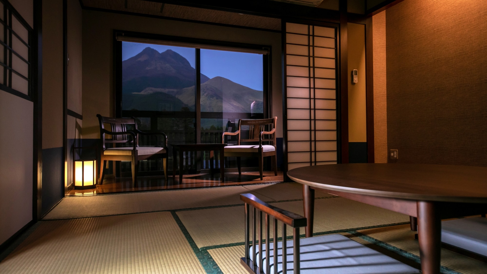 [Kamar tamu di sisi Yufudake] Anda dapat melihat "Yufudake" yang megah, yang dapat dikatakan sebagai simbol Yufuin, dari jendela.
