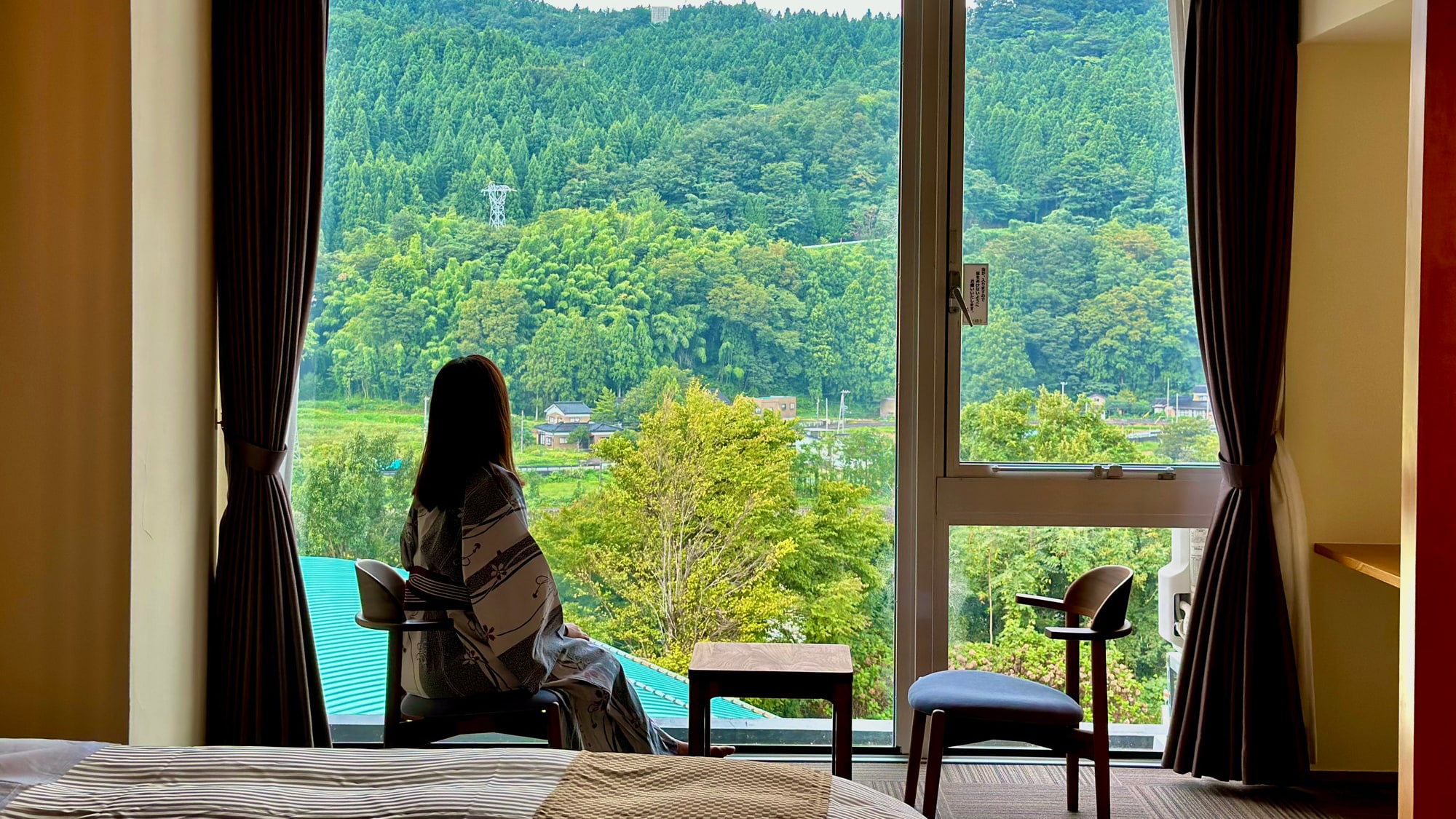 [Kamar Jepang-Barat Modern] Pemandangan musiman Satoyama dari jendela besar