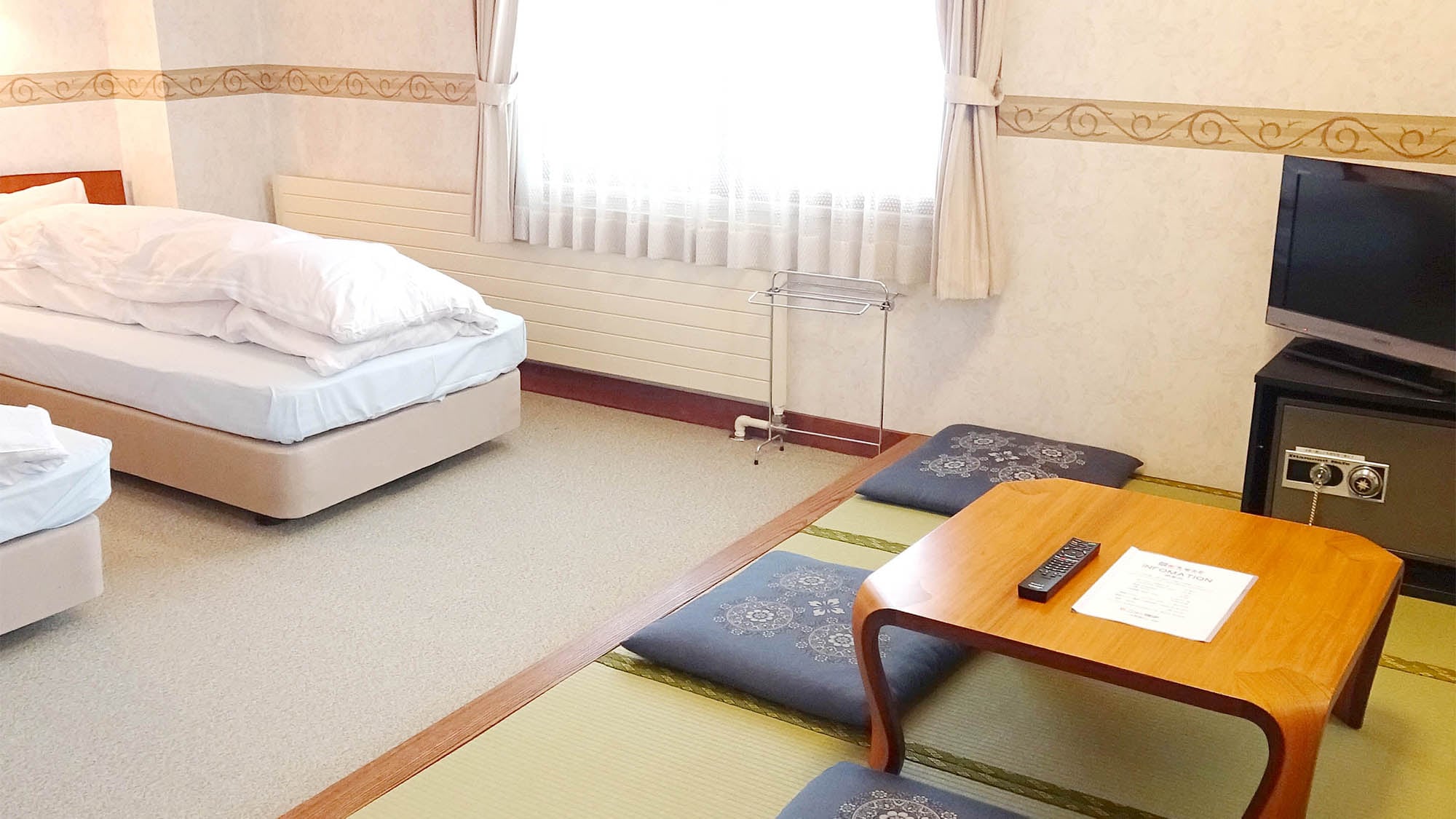 ・[Example of a Japanese-Western style room] You can sit on the tatami and relax♪